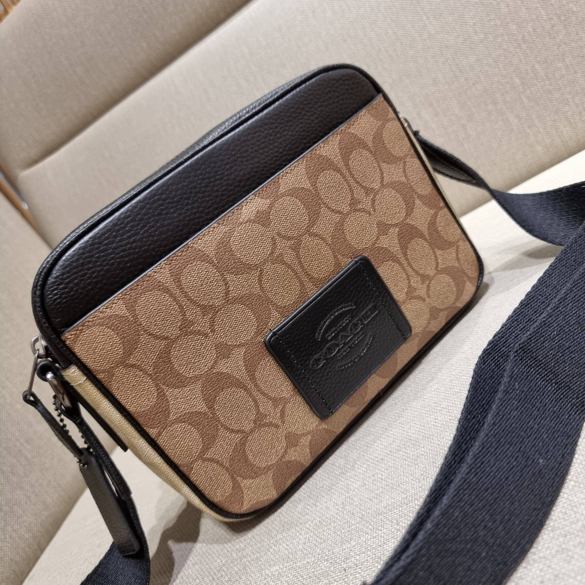 COACH C6080 HUDSON CROSSBODY IN BLOCKED SIGNATURE CANVAS ยกความคูลมาให้หนุ่มๆถึงที่!! ไอเท็มเด็ดหายาก กระเป๋าสะพายข้างดีไซน์ตัดสี เท่ไม่ซ้ำ วัสดุหนังแคนวาสสลับหนัง pepble ทนทาน ใช้งานง่าย ด้วยฝาปิดแบบกระดุมแม่เหล็กด้านหน้า และซิปที่ช่องหลัก ใช้ของได้เลยแบ