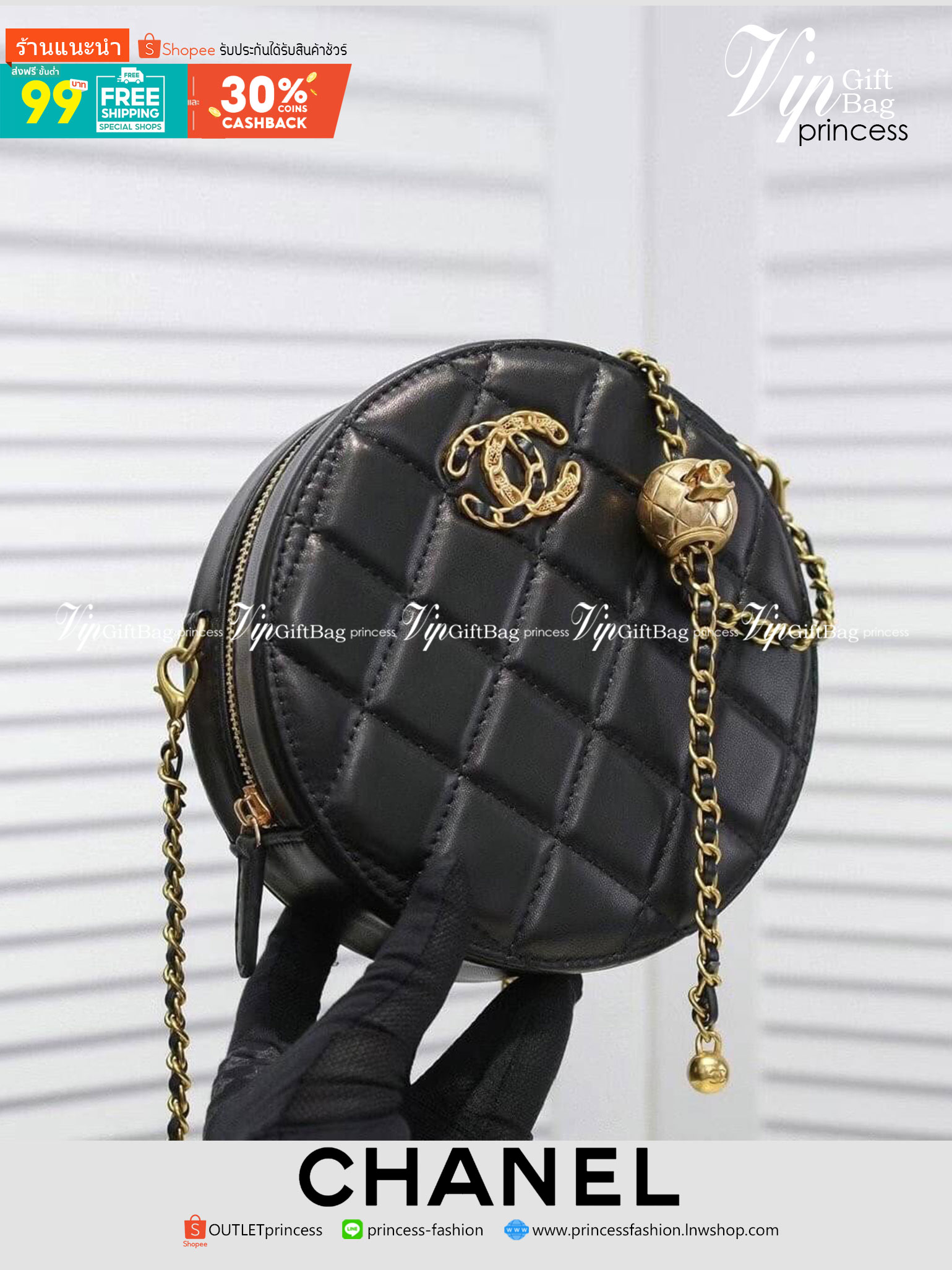 หนังแท้ VIP GIFT CHANEL Round Crossbody Bag กระเป๋าสะพายคาดลำตัวรุ่นนี้โดดเด่นด้วยรูปทรงกลมสุดชิค ขนาดกะทัดรัด พร้อมด้วยหนังกระเป๋าที่ทำจากหนังแท้คุณภาพดี รุ่นที่ตอบโจทย์และครองใจสาว ๆ ได้อย่างแท้จริง เนื่องจากมีดีไซน์เรียบหรู โดยทางแบรนด์ได้ใช้เทคนิคการเ