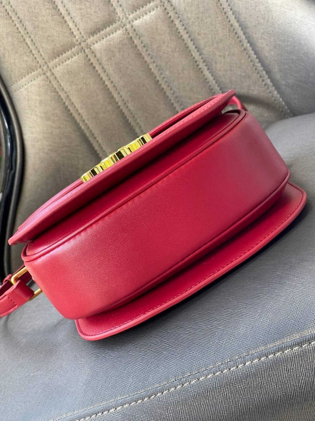 VIP 🥂 CELINE TEEN BESACE TRIOMPHE IN SHINY กระเป๋าสะพายคาดลำตัวรุ่นนี้นับว่าเป็นกระเป๋าอีกหนึ่งรุ่นในซีรีส์ Triomphe ที่ได้รับความนิยมอย่างมาก ด้วยรูปร่างทรงโค้งมนมีความคลาสสิกตามแบบฉบับของ Celine เพิ่มความหรูหราและโดดเด่นด้วยการตกแต่งด้วยโลโก้โลห