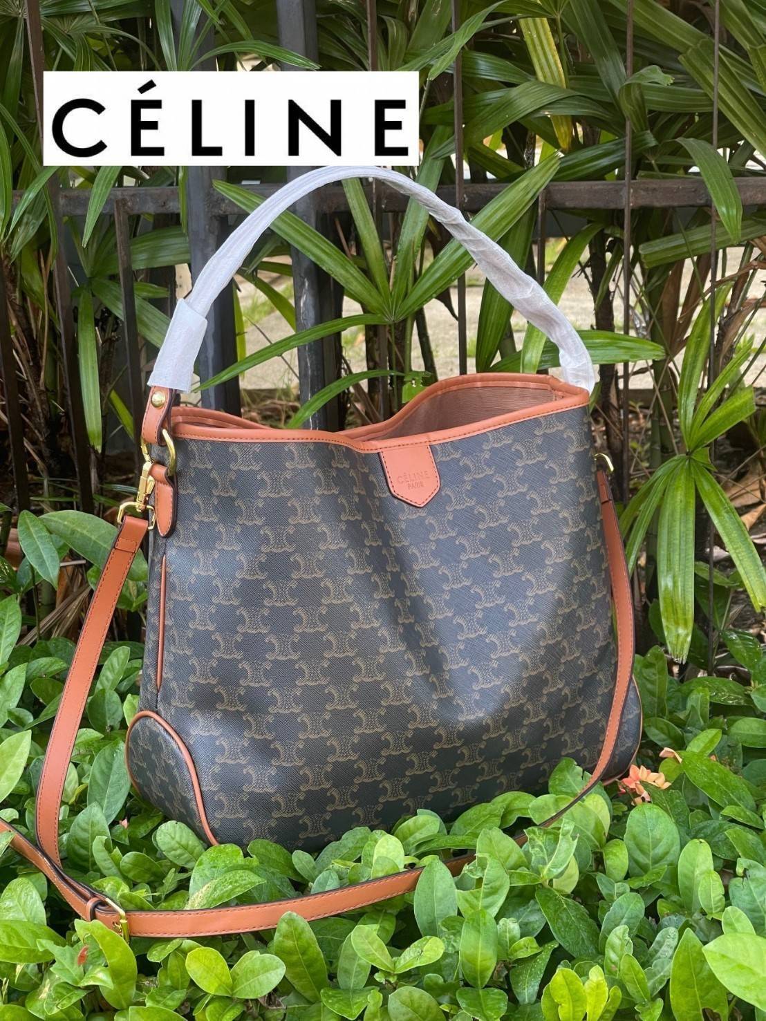 Celine Triomphe Large Shoulder Bag กระเป๋าสะพายรุ่นนี้ก็เป็นอีกหนึ่งใบที่คุ้มค่าคุ้มราคามากสำหรับสาวๆที่ชอบพกพาสิ่งของเยอะ เพราะมีฐานที่ขนาดกว้างเลยทีเดียว ด้วยดีไซน์กึ่งทางการ กึ่งลำลอง จึงใช้งานได้หลายโอกาส ลายtriompheที่โดดเด่นเป็นเอกลักษณ์ หรูหราดูแพง