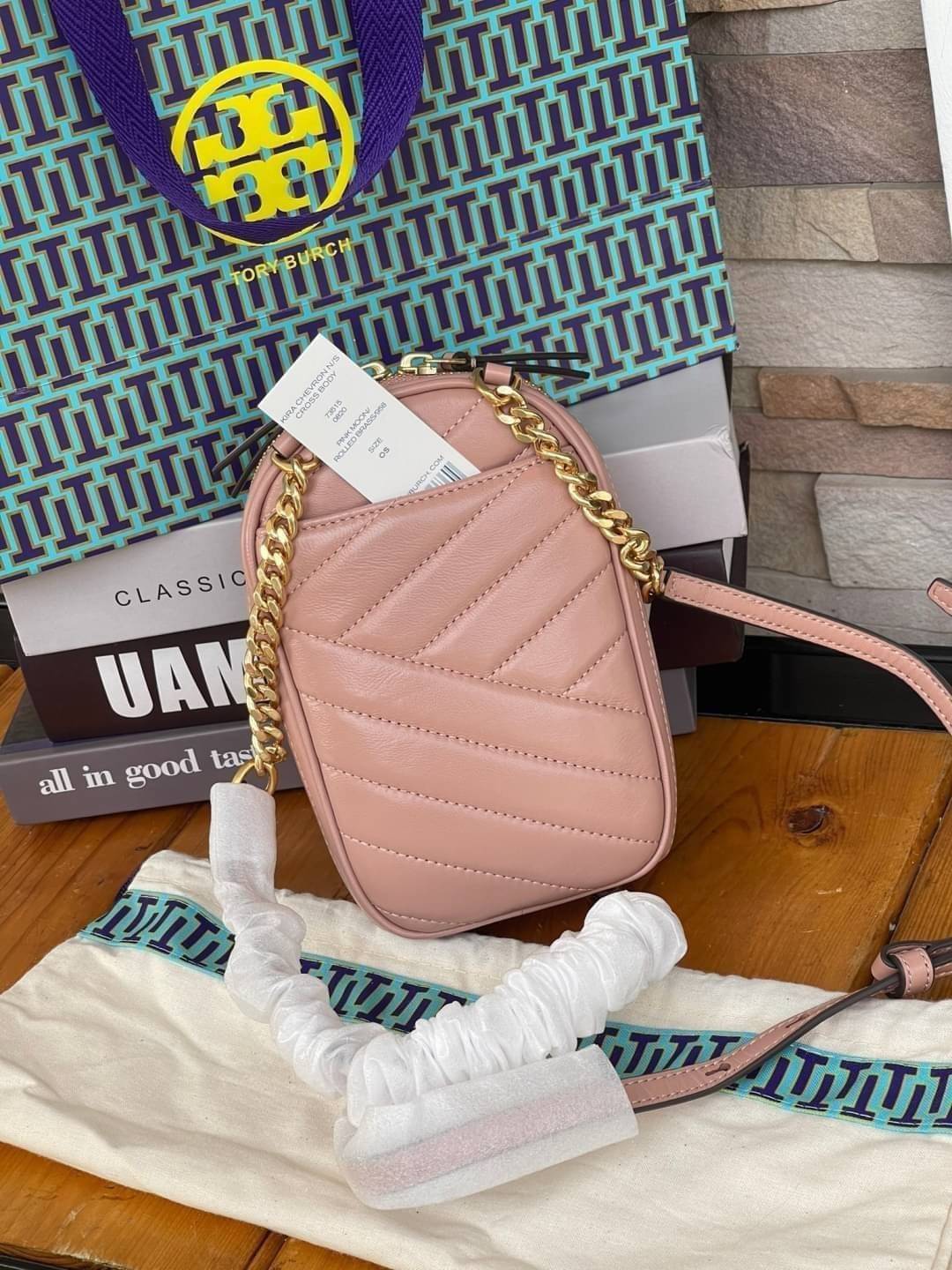 OUTTLET 】Tory burch kira chevron n/s crossbody bag กระเป๋าสำหรับใส่มือถือหรือของจุกจิกต่างๆ ได้กลายมาเป็นแฟชั่นสุดร้อนแรงแห่งปี คอลเลคชั่นนี้ออกมาเพื่อเอาใจสาวๆโดยเฉพาะ สีสันสุภาพเพื่อให้แมทช์กับสีสันของเสื้อผ้า ได้ง่าย ภายในยังสามารถแบ่งสันปันส่วนไว้สำหร