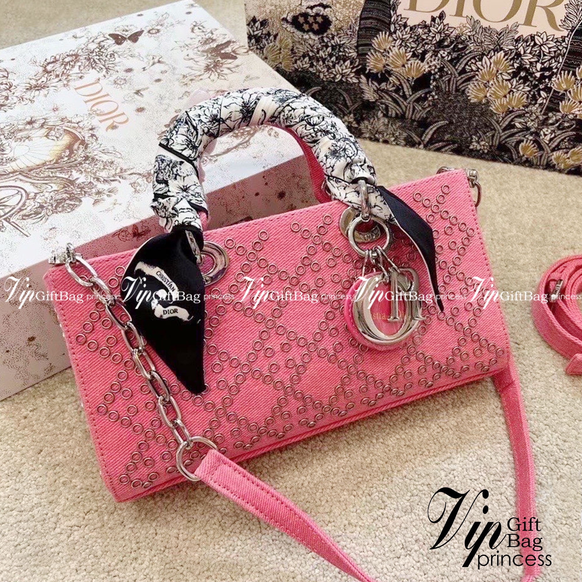 DIOR D-Joy Bag Cannage Denim / Dior Lady Bag กระเป๋าสะพายดิออร์ใบนี้คือราชนิกุลมากแม่ความเลดี้ดิออร์ที่เกินต้าน งานชนช้อปปังสุด ถือสลับแท้ไม่โป๊ะแน่นอน ราคาเบาสุด ภาพถ่ายจากงานจริง สวยเหมือนในรูป พร้อมส่งที่ไทย