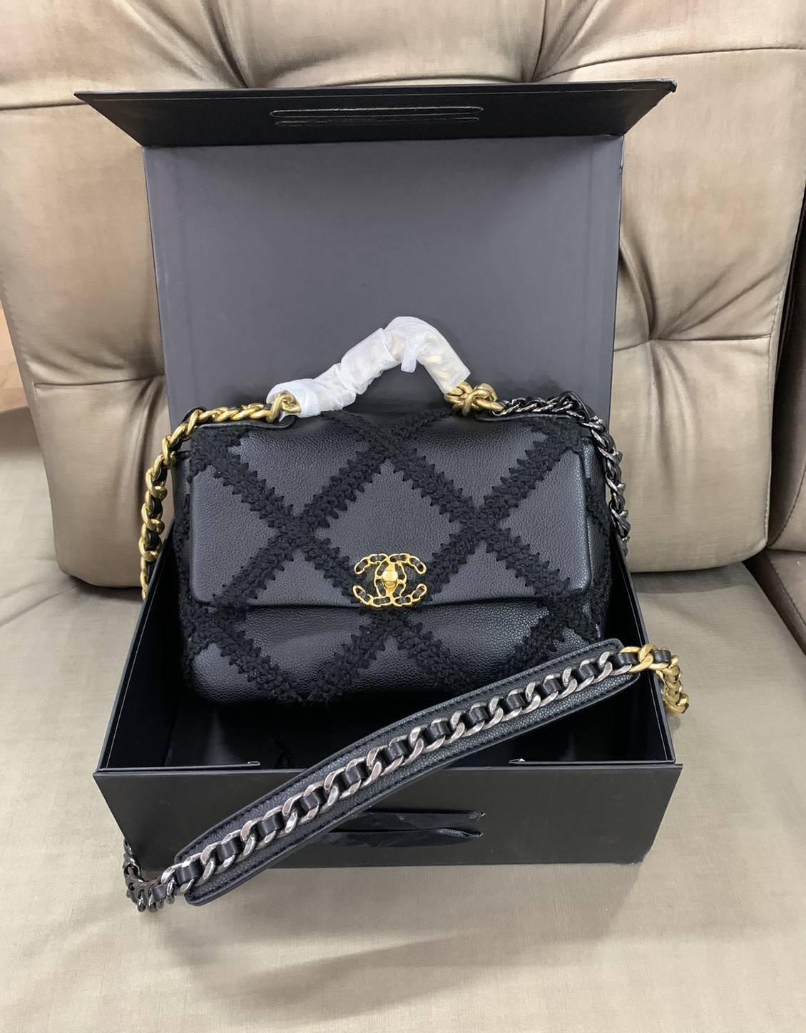 CHANEL 19 Large Stitch Bag VIP GIFT WITH PURCHASE (GWP) พรีเมี่ยมกิ้ฟ Limited Edition จาก Chanel DUTY FREE COUNTER กระเป๋าสะพายทรงคลาสสิค ตกแต่งด้วยการเย็บตะเข็บขนาดใหญ่ วัสดุหนังแท้(calfskin)ผสมผ้าทวีด หนังนิ่มมาก เงาขึ้นรูปสวยค่ะ ดีไซต์สายสะพายโซ่สองสีส