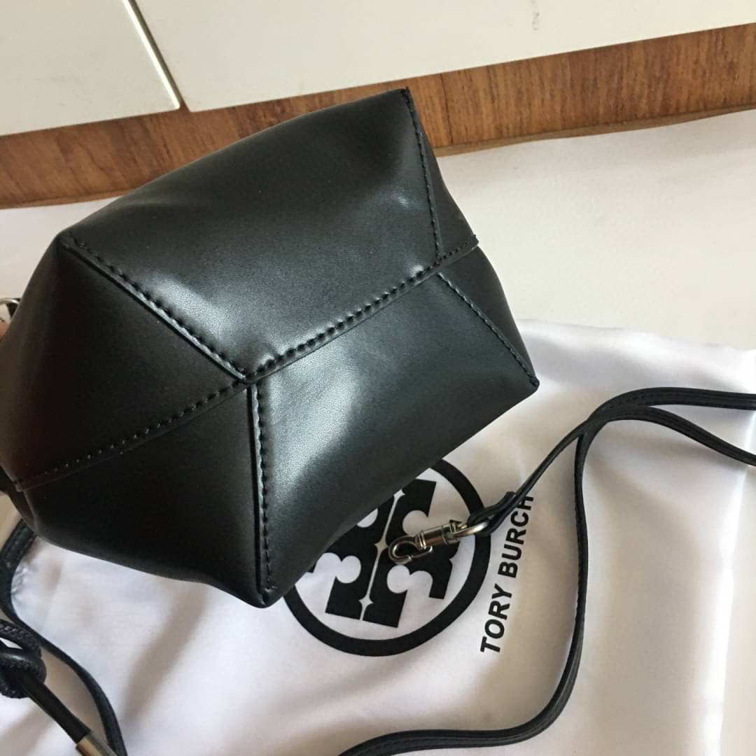 TORY BURCH BUCKET BAG กระเป๋าทรงขนมจีสอดไส้กระเป๋าผ้าแคนวาส อะไหล่เงิน วัสดุใบนอกหนังเรียบสีดำทั้งใบ