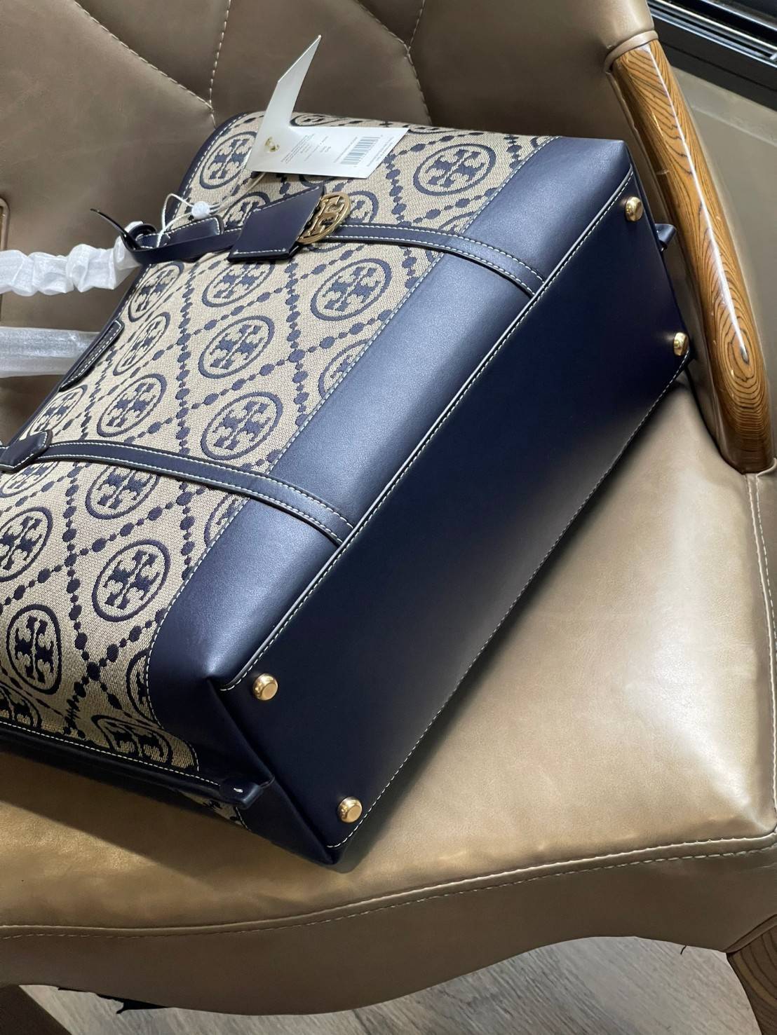 ของแท้ 💯% Tory burch perry monogram jacquard triple compartment tote ครั้งแรกกับลายโมโนแกรม ที่ได้รับแรงบันดาลใจมาจากโลโก้สุดคลาสสิกในกระเป๋าทรงtote bag T Monogram ที่ใช้การทอลายแบบแจ็กการ์ดสุดประณีต