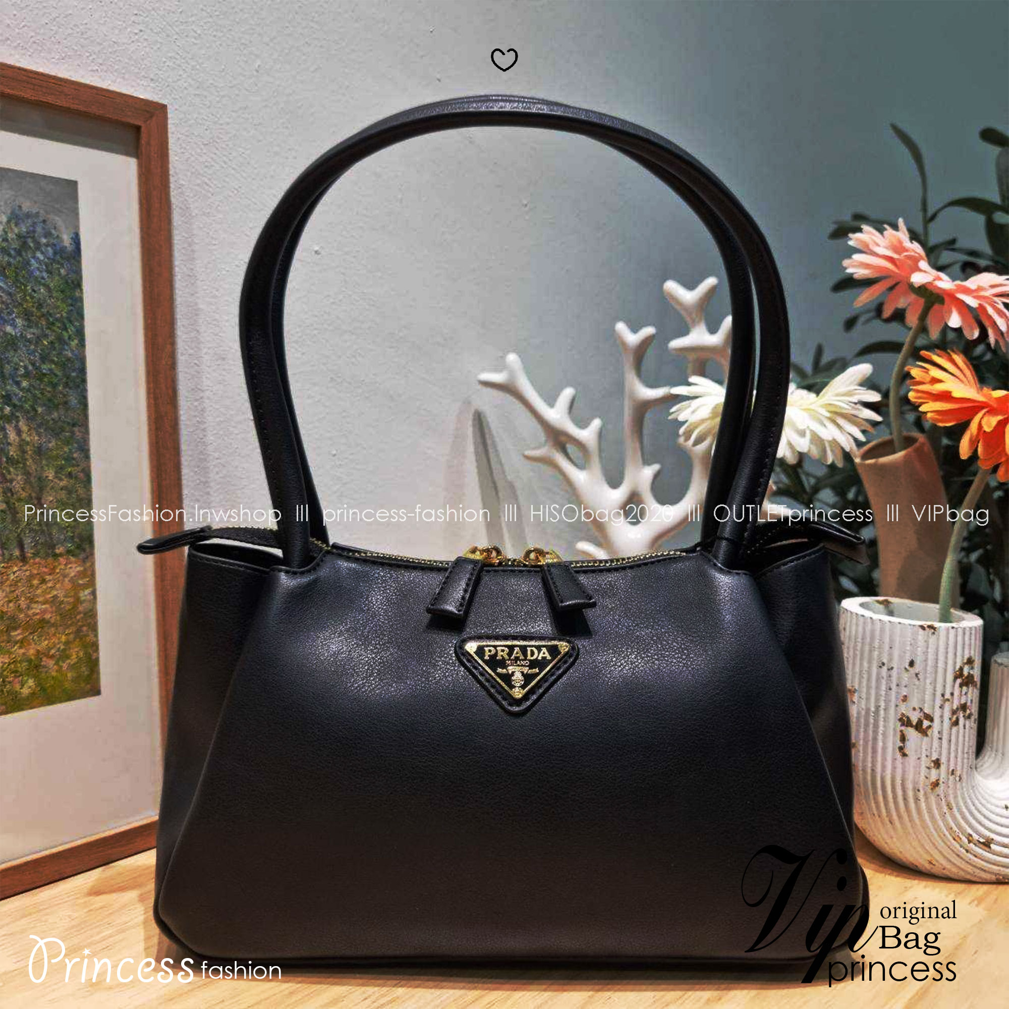 พร้อมส่ง 2 สี PRADA MEDIUM LEATHER HANDBAG กระเป๋าสะพายไหล่ดีไซน์เก๋และมาแรงมาก สาวๆหนุ่มๆติดแกลมต้องไม่พลาด สวยดูแพง