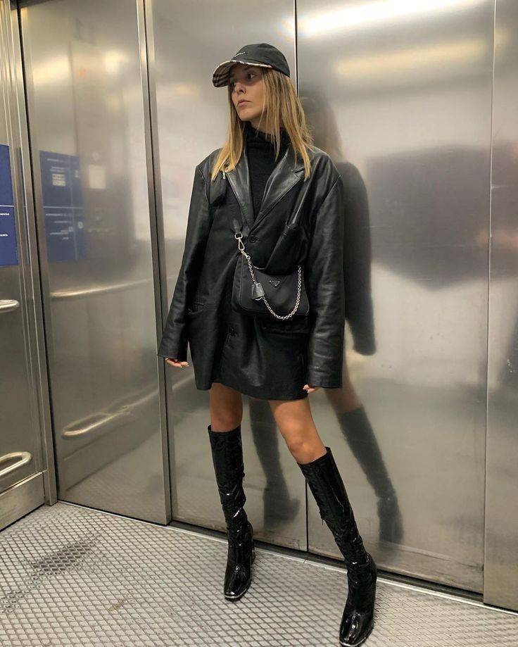 Prada Re-Edition 2005 Re-Nylon bag ใบเดียวคุ้มมากค่ะ อุปกรณ์ ครบชุด **ซื้อ1ได้ถึง3ไอเท็ม ทั้งสายยาว และกระเป๋าใส่เหรียญ และป้ายแท็คหนัง อย่างดี **อะไหล่ปั้มแบรนด์แท้ทุกจุด วัสดุทำจากผ้า Nylon อย่างดี กันน้ำได้ อยู่ทรงสวย สามารถใส่กระเป๋าตังค์ใบกลางได้ ถอด