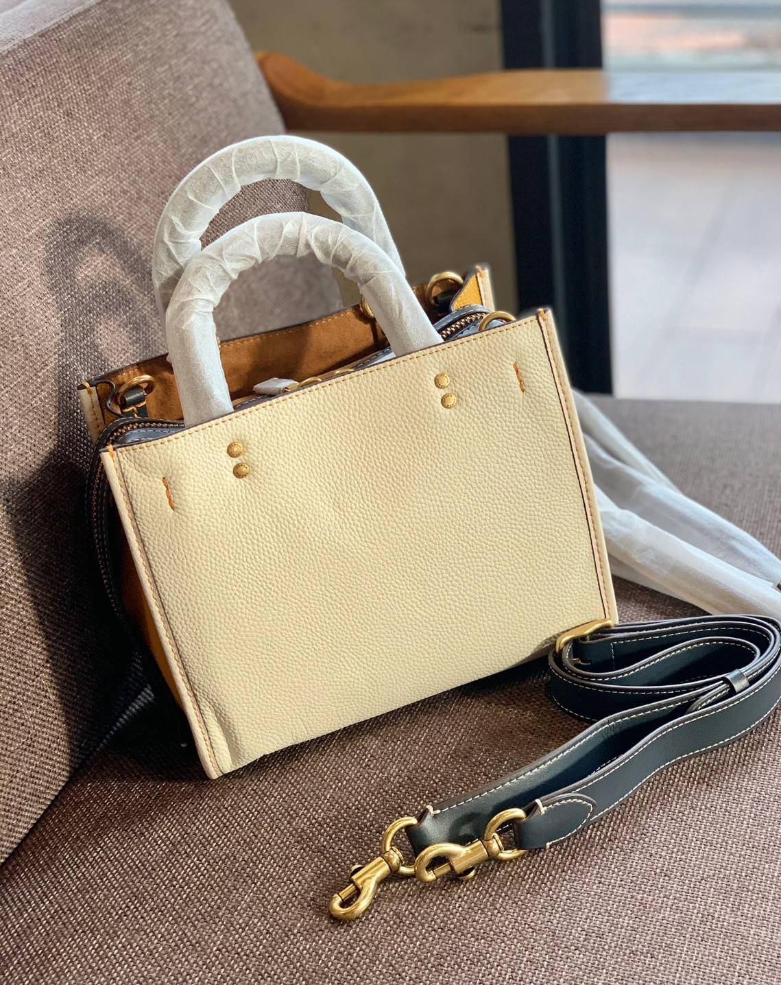 LIMITED EDITION!💥 💋สวยต้องยกนิ้วให้นางไปเลยจร้าา👍👍 COACH DISNEY X COACH ROGUE 25 WITH MICKEY MOUSE((C6166)) 📌พร้อมส่งที่ไทยก่อนใคร คุณภาพจัดเต็มบอกเลย หลงรักแน่นอนค่ะ! ✔️กระเป๋าหิ้ว//คล้องไหล่//สะพายข้างได้ ส