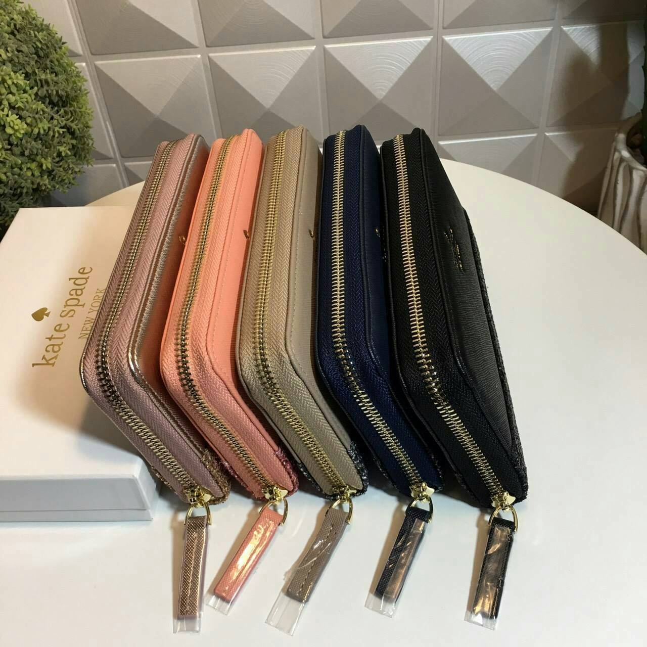 KATE SPADE LONG WALLET กระเป๋าสตางค์ใบยาวรุ่นใหม่ล่าสุดหนัง Saffiano สไตล์ PRADA สวยน่าใช้ตัวกระเป๋าตกแต่งด้วยกลิทเตอร์ ภายในมีช่องซิป1ช่อง และช่องใส่บัตรหลายช่อง ใส่เหรียญ บัตรได้เยอะ ตัวจริงสวยน่าใช้มากค่ะ