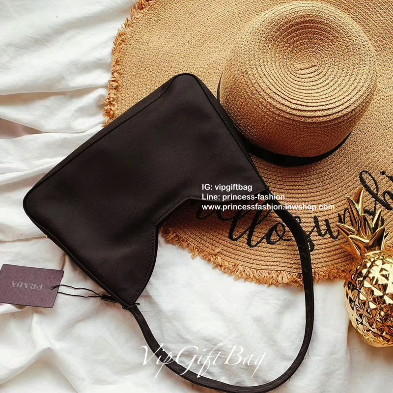 สไตล์คล้องแขนรุ่นใหม่ จากแบรนด์ Prada ขนาดกะทัดรัด แต่ใส่ของได้เยอะคะ ใสกระเป๋าตังยาว ได้สบายๆคะ จะคล้องมือ คล้องแขน สะพายไหล่ แบบไหนก็สวยหรูเหมือนกันคะ ทรงออกแบบมาเพื่อ สาวๆเลยคะ สวยหรูดูแพงมากคะ ทางร้านคอนเฟริมเลยคะ ด้านข้างมีโลโก้แบรนด์ สะดุดตา ดูแพงมา