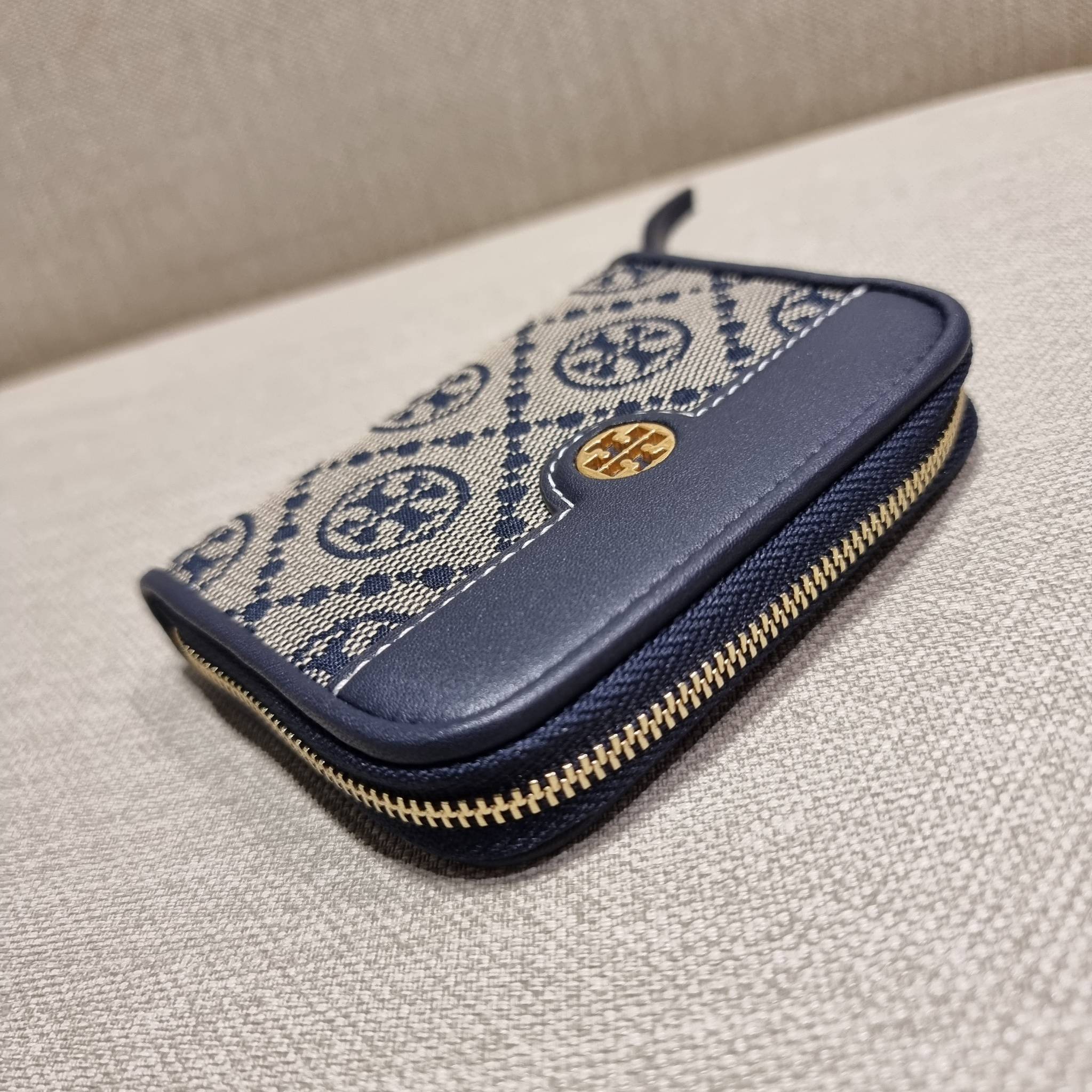 TORY BURCH T MONOGRAM ZIP COIN CASE จัดไปเลยจ้า กับกระเป๋าสตางค์รับทรัพย์ ใบสั้น สวยหรู ขนาดเหมาะมือ ถือแล้วขับผิว วัสดุผ้า jacquard ตัดสลับหนังแท้ รูดเปิด-ปิดด้วยซิป ภายในมีช่องใส่บัตร ใบนี้ใส่เหรียญ ใส่ธนบัตรได้ (พับ) พกพาได้สะดวก ไม่กินพื้นที่กระเป๋าใบ