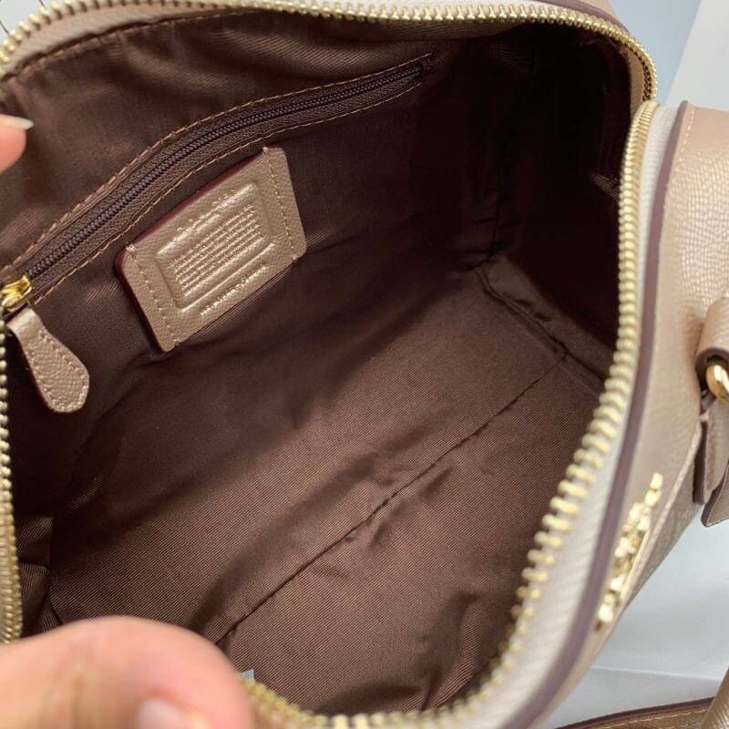 ของแท้ 💯% COACH MINI BENNETT SATCHEL IN SIGNATURE (COACH F36702) IMITATION GOLD สีทองเข้าใหม่ ดูแพงมากสวยหรูมาก สีนี้ในช็อปราคาพุ่งมากนะคะ เรายังขายราคาเดิมเท่าสีอื่น ^^ ควรมีมากๆ ค่า