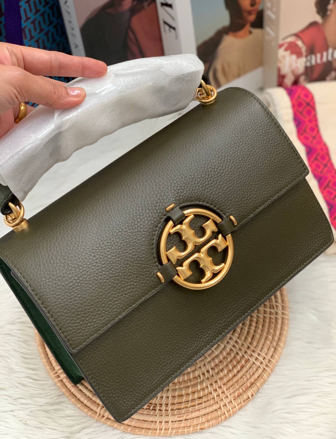 สวยจริงไม่จกตาจ้าา😘 TORY BURCH MILLER SHOULDER BAG BRAIDED STRAP LARGE ((81668)) พร้อมส่งที่ไทย! กระเป๋าหิ้วและสะพายไหล่ได้ในตัว หนังแท้ลายหนังสวยมากๆค่ะ ด้านหน้ามีอะไหล่โลโกแบรนด์ หรู สะพุดตาทีเดียว เปิดปิดกระเป๋าแบบฝาปิด ภายในมีช่องหลักใส่ของ2ช่
