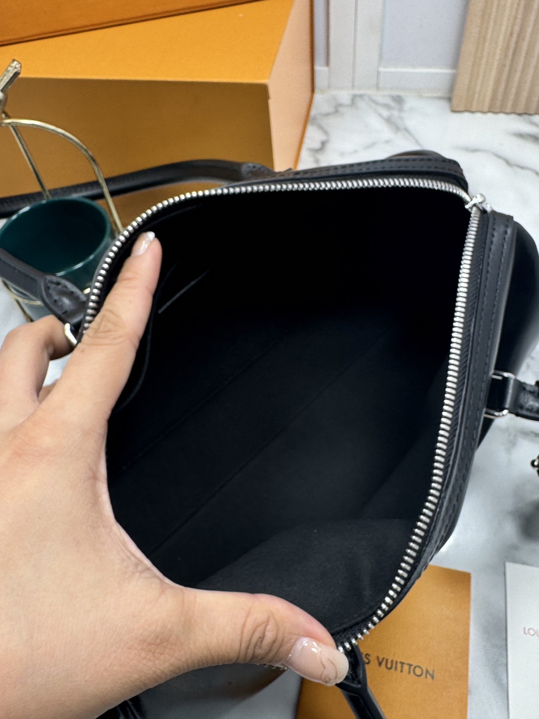 OP ORI หนังแท้ | LV Speedy Cargo Vibe Bag กระเป๋าถือคอลเลกชัน Vibe ผสานดีไซน์ดั้งเดิมยุค'30s เพิ่มความเท่ล้ำสมัยสไตล์นีโอร็อค หนังแท้แวววาวตกแต่งแอดเดรสแท็กลาย Monogram