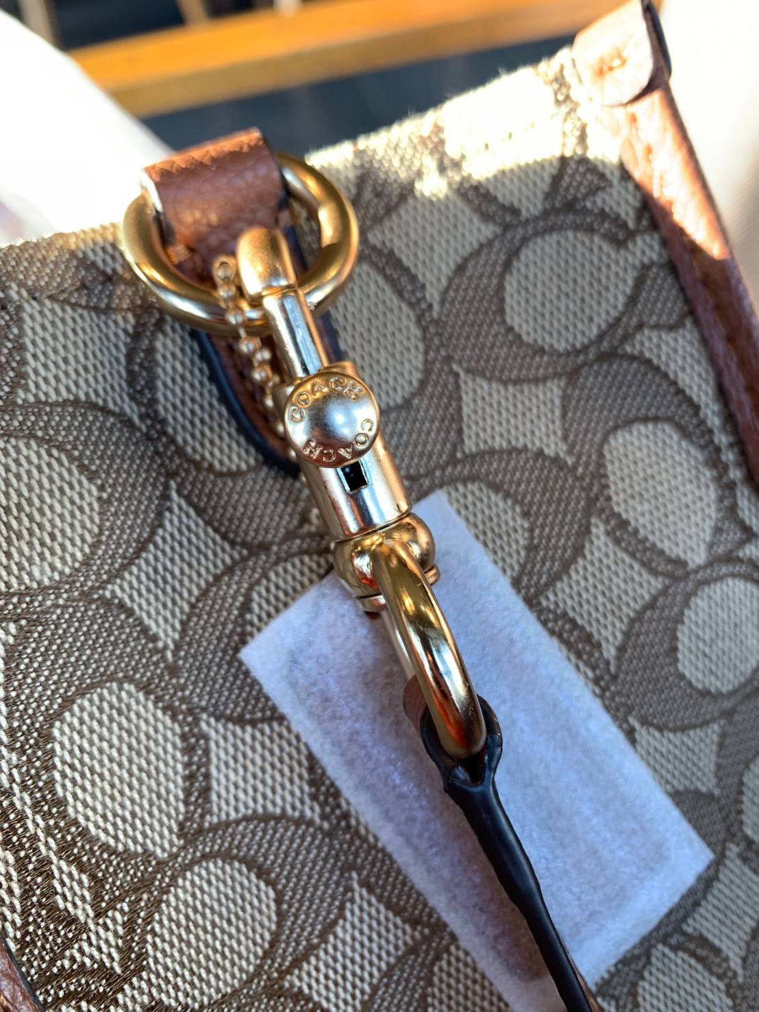 สวยๆอย่างนี้อดใจยังไงไหว!! Coach Dempsey Carryall In Signature Jacquard With Stripe And Coach Patch ((C5794)) ✈️พร้อมส่งความสวย! คุณภาพจัดเต็มเลยค่ะ กระเป๋าทรงTote วัสดุ Jackquard+หนังแท้ ได้ลงตัวสวยงาม 🔺สีคอลเลคชั่นใหม่ล่าสุด! ด้านหน้ามีโล