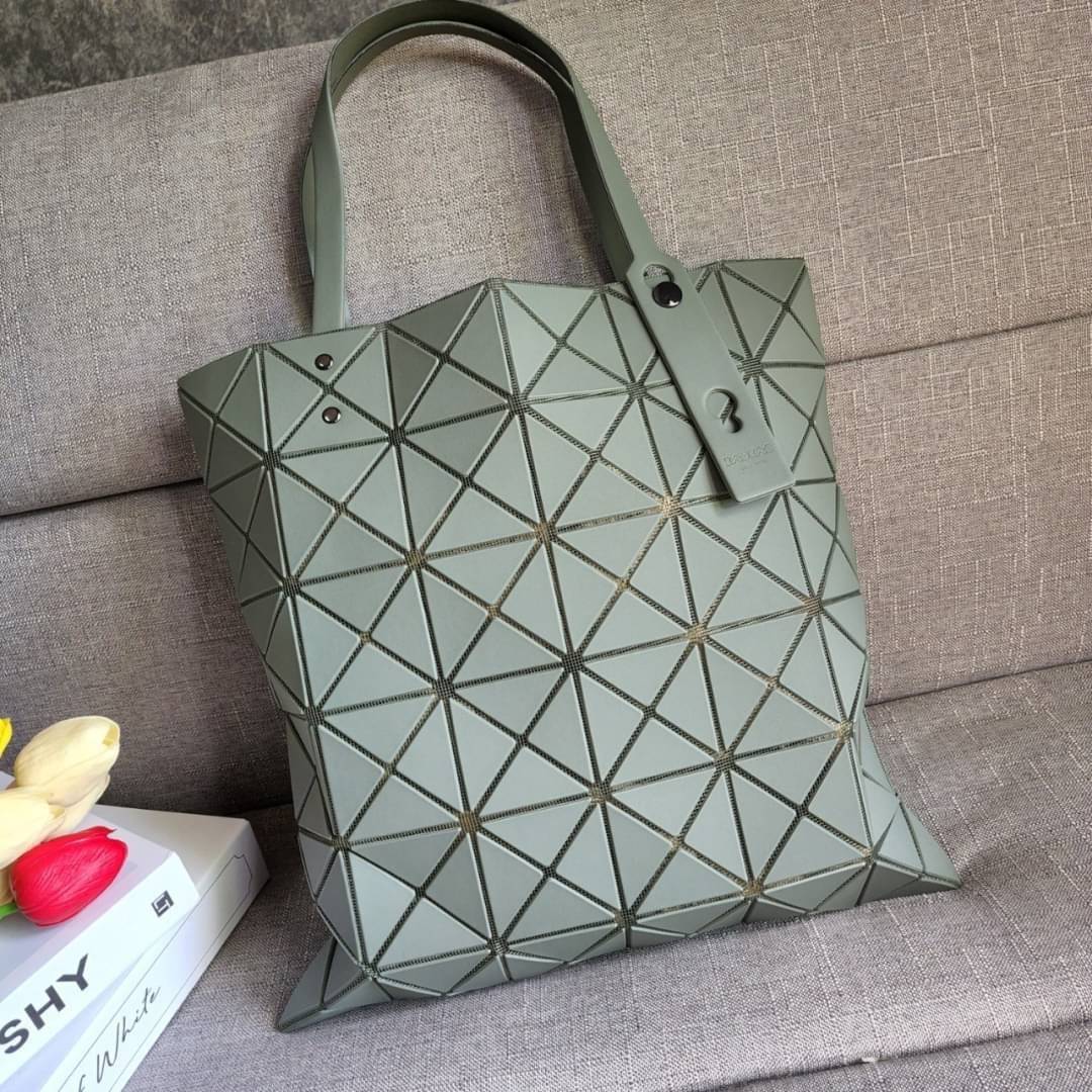 BAO BAO ISSEY MIYAKE LUCENT ONE-TONE กระเป๋า Bao Bao จากแบรนด์ดัง Issey Miyake แบรนด์แฟชั่นจากประเทศญี่ปุ่น ซึ่งมีสินค้ามากมายไม่ว่าจะเป็นเสื้อผ้า นาฬิกา น้ำหอม และที่ขาดไม่ได้นั่นก็คือ กระเป๋า Bao Bao ที่มีความพิเศษในเรื่องของวัสดุและดีไซน์ที่ครองใจสถาปน