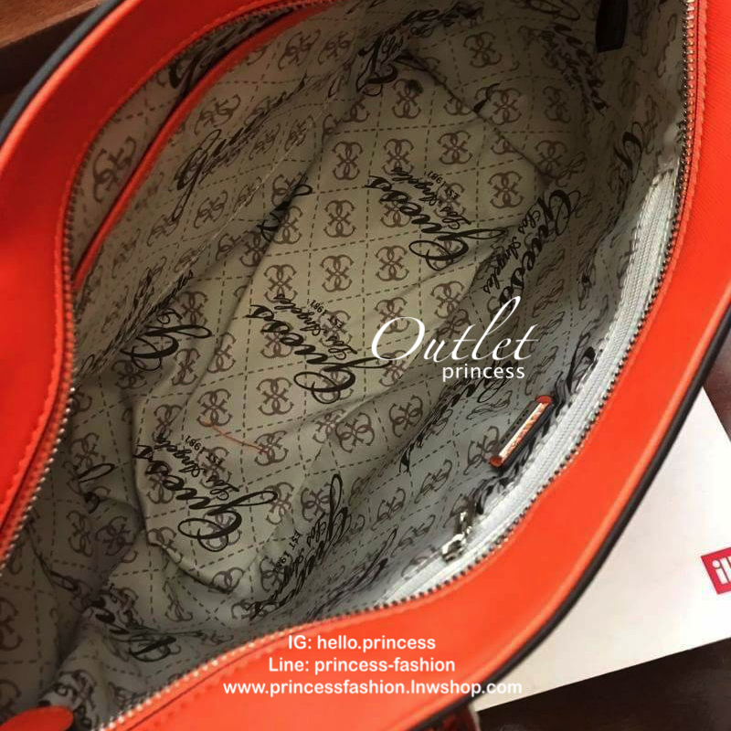 GUESS SHOPPER BAG กระเป๋าถือทรง Tote วัสดุหนังลาย Saffiano สวยอยู่ทรงสไตล์ PRADA ขนาดใหญ่ น้ำหนักเบา ด้านหน้าปั้มโลโก้แบรนด์ ประดับโลหะTAG โลโก้ตัว G อะไหล่เงินที่หูกระเป๋าถอดเเยกใช้ได้ เปิดปิดด้วยซิปเดียวใช้งานง่ายภายในมีsignature ยังมีช่องซิปและช่องเล็ก