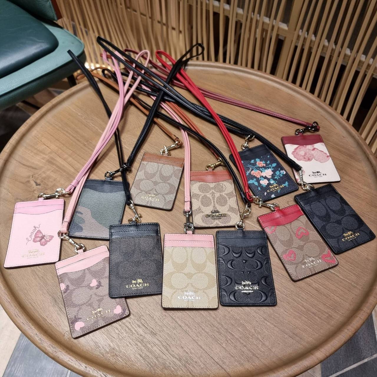 COACH ID LANYARD IN COLORBLOCK SIGNATURE CANVAS ง่ายๆแบบไม่ธรรมดา!! คลาสสิคแต่มีดีเทลโดดเด่น!! กระเป๋าถนอมบัตร พร้อมสายคล้องคอ ดีไซน์ลวดลายสวย ดูดีทุกแบบ ใช้งานง่าย พกพาสะดวก จะใส่บัตรพนักงาน บัตรเครดิต บัตรปชช. ใบขับขี่ และบัตรอื่นๆที่อยากจะใส่!! ตามใจไป