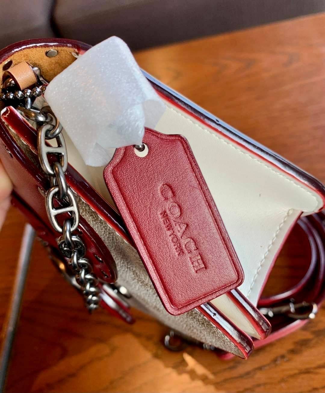 Coach Beat Crossbody Clutch In Signature Canvas With Horse And Carriage Print((6910//4760)) 🌈ได้ไปไม่ผิดหวังแน่นอนค่ะ! กระเป๋าหิ้วได้//คลัทออกงานได้//สะพายครอสบอดี้ร์ได้ สุดคุ้ม! หนังแท้อย่างดี smooth leather ค่ะ