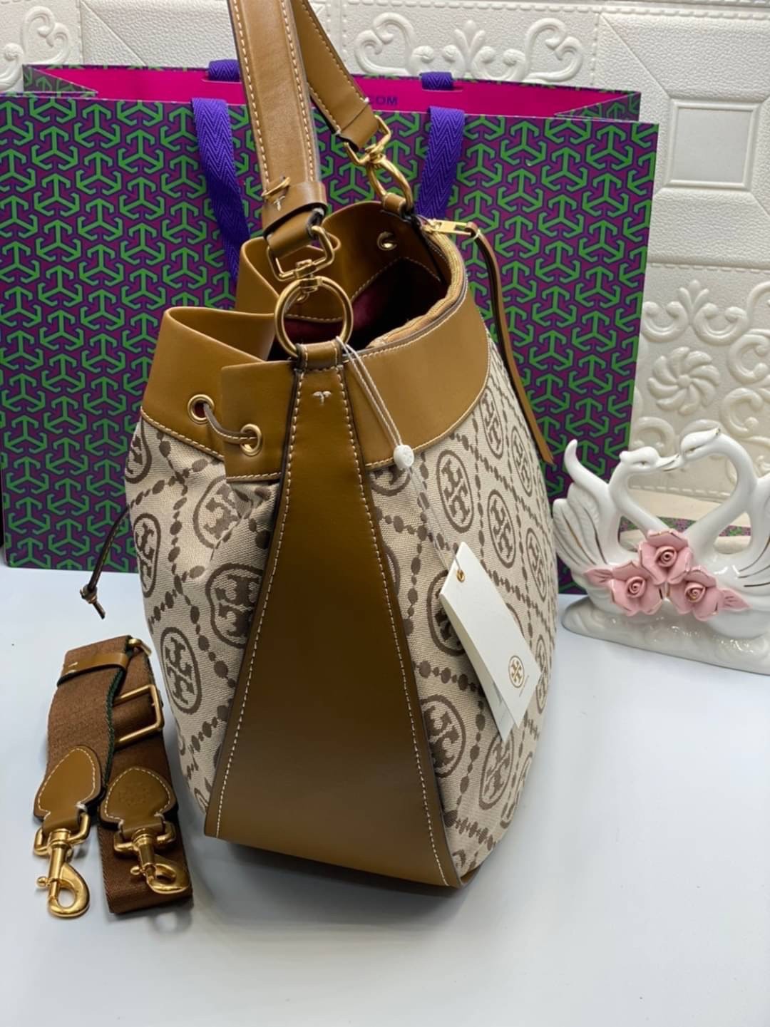 Tory burch t monogram jacquard drawstring hobo กระเป๋าถือและสะพายข้างทำจากผ้าใบ jacquard ตัดด้วยหนังแท้ อีกหนึ่งคอลเลคชั่นจาก T monogrameที่ออกแบบมาในรูปทรงกระเป๋า hobo ทรงสวย มีสไตล์เป็นทรงที่สาวๆนิยมใช้