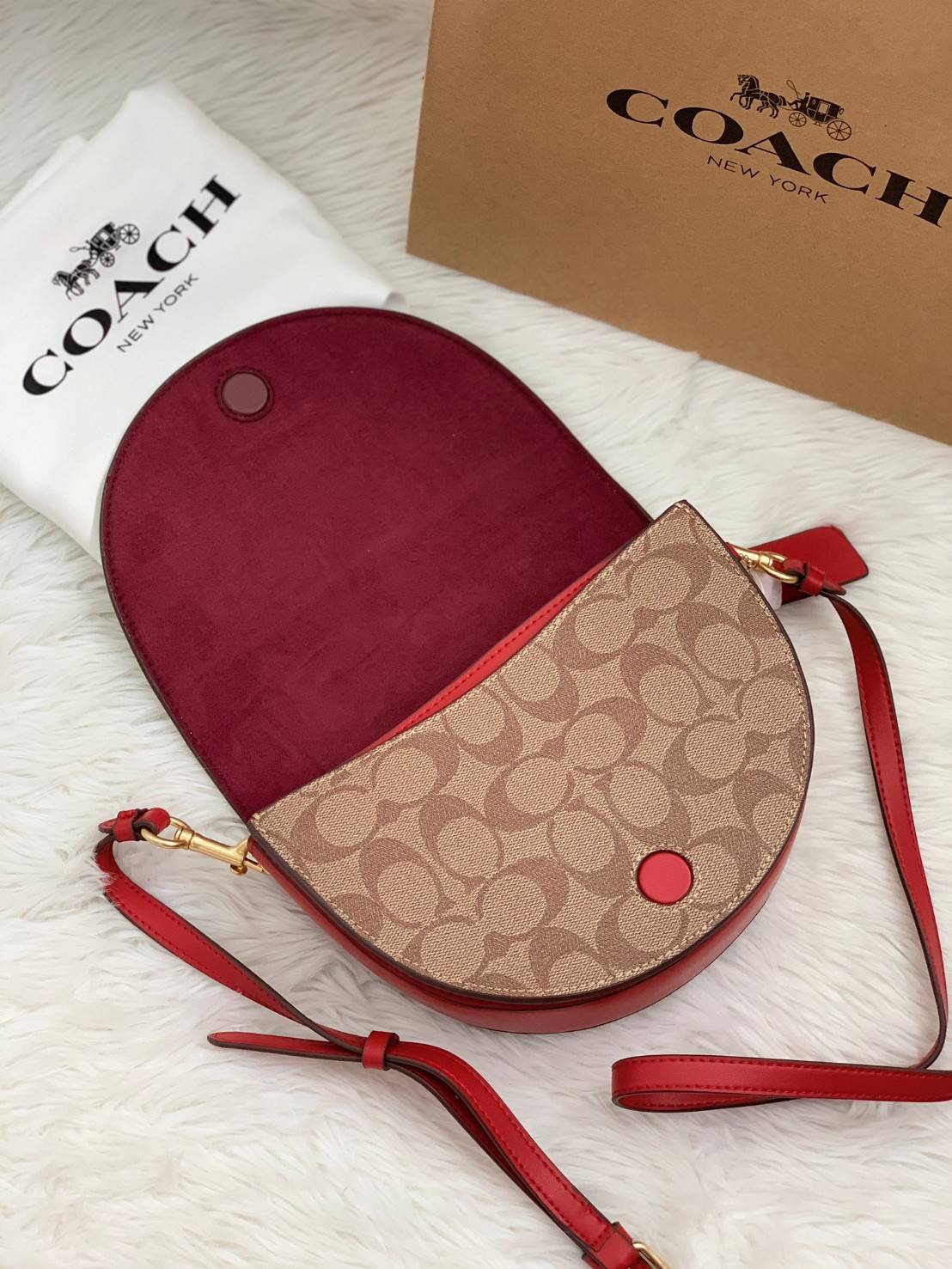 พร้อมส่งที่ไทยครบทั้ง6สีค่ะ 😘 Coach Ellen Crossbody In Signature ((C1432)) กระเป๋าทรงฮาฟมูนรูปทรงคลาสสิก ออกแบบให้มีลักษณะโค้งมน ไม่ดูเป็นทรงแข็งจนเกินไป ดีไซน์และสีของกระเป๋ายังเรียบง่าย เข้าได้กับทุกชุด สะพายครอสบอดี้ร์//สะพายข้าง หรือถือแบบคลัท