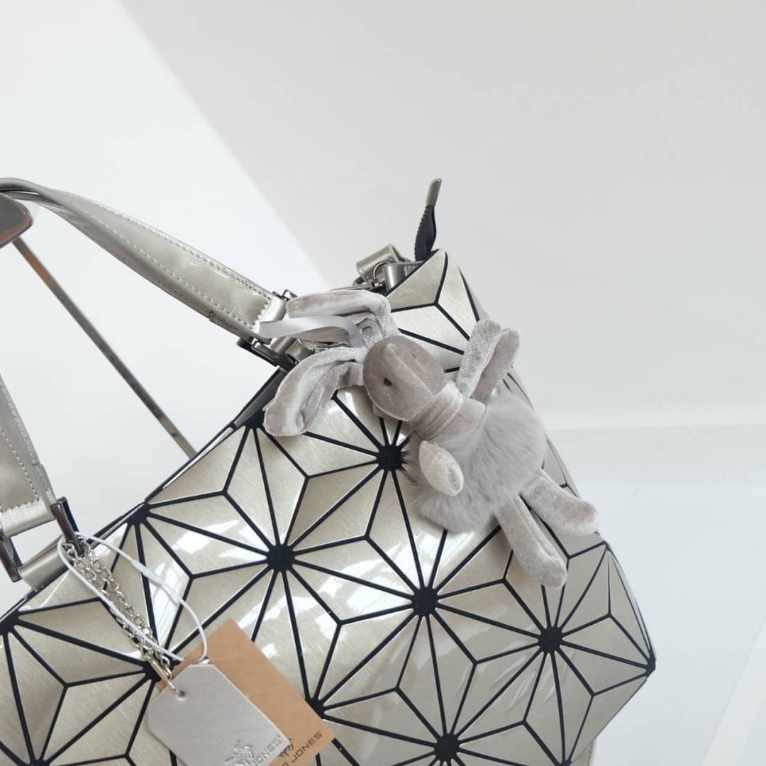 David Jones กระเป๋าสะพายข้างดีไซน์เกร๋มาก สีสวยหรูมาก ขนาดกะลังดีเลย น้ำหนังเบามากคะ สีใหม่ Bright gold