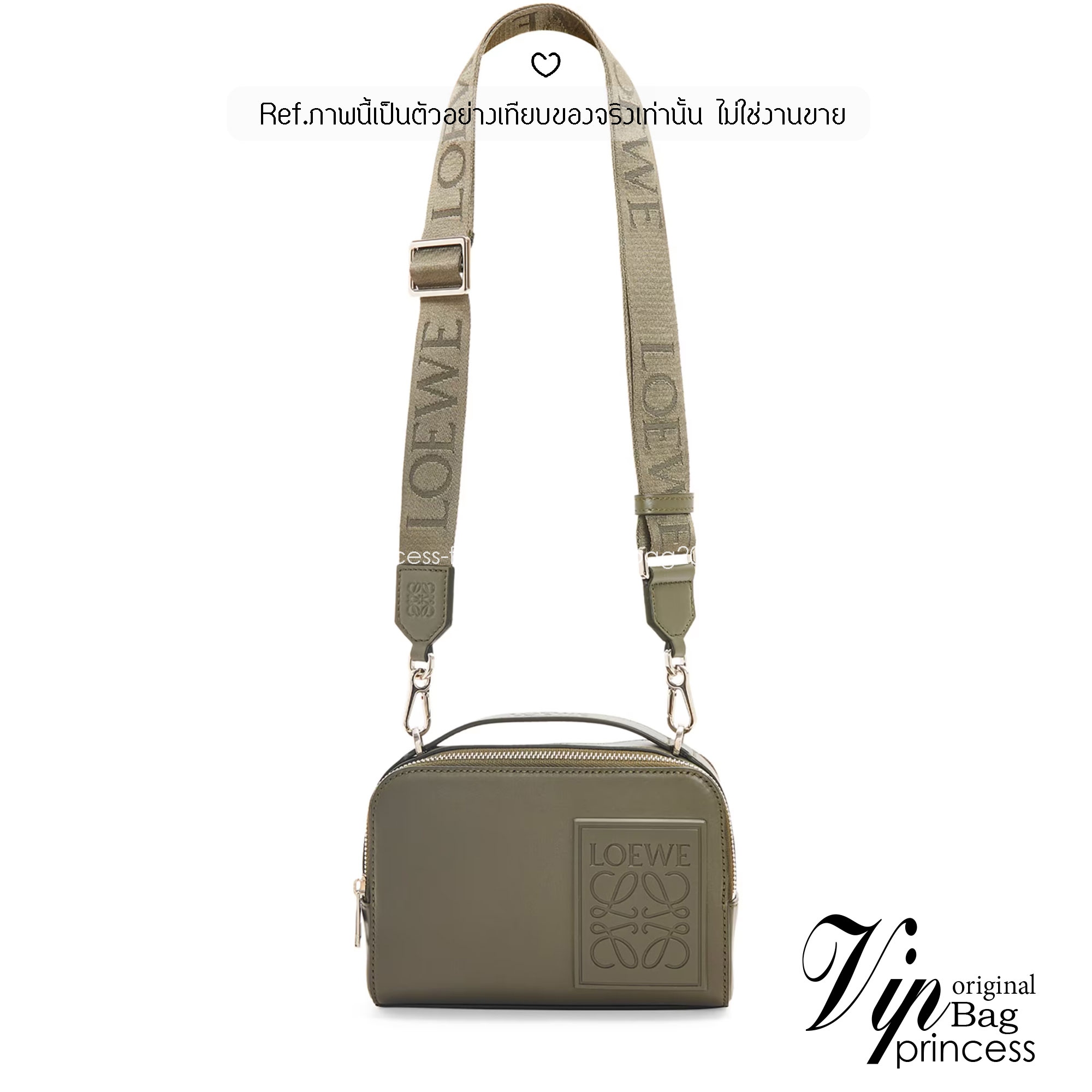 Loewe Mini Camera Crossbody Bag กระเป๋าสะพายทรงกล่อง เรียบหรูเป็นเอกลักษณ์ อย่างแท้จริง ปั้มโลโก้โดดเด่นสีเดียวกับพื้นหนัง ให้ความรู้สึกเรียบง่ายแต่แฝงความคลาสสิกในตัว