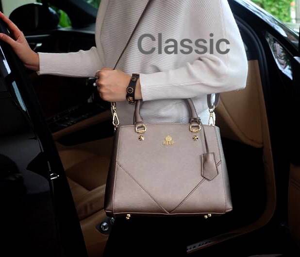 รุ่นขายดีที่สุด 👍 จากแบรนด์ KEEP รุ่น Elegance รอบนี้เข้ามา 2 size ให้เลือกเลยค่า **จุดเด่นที่ >หนังคุณภาพ ลายหนัง saffiano > ถือสะพายเข้าง่ายกับทุกชุด >ทรงสวยมากคะ ขนากกระเป๋ากำลังดีคะ ใส่ กปต ยาว มือถือได้ทุกรุ่น > มีช่องย่อยแบ่งเก็บ