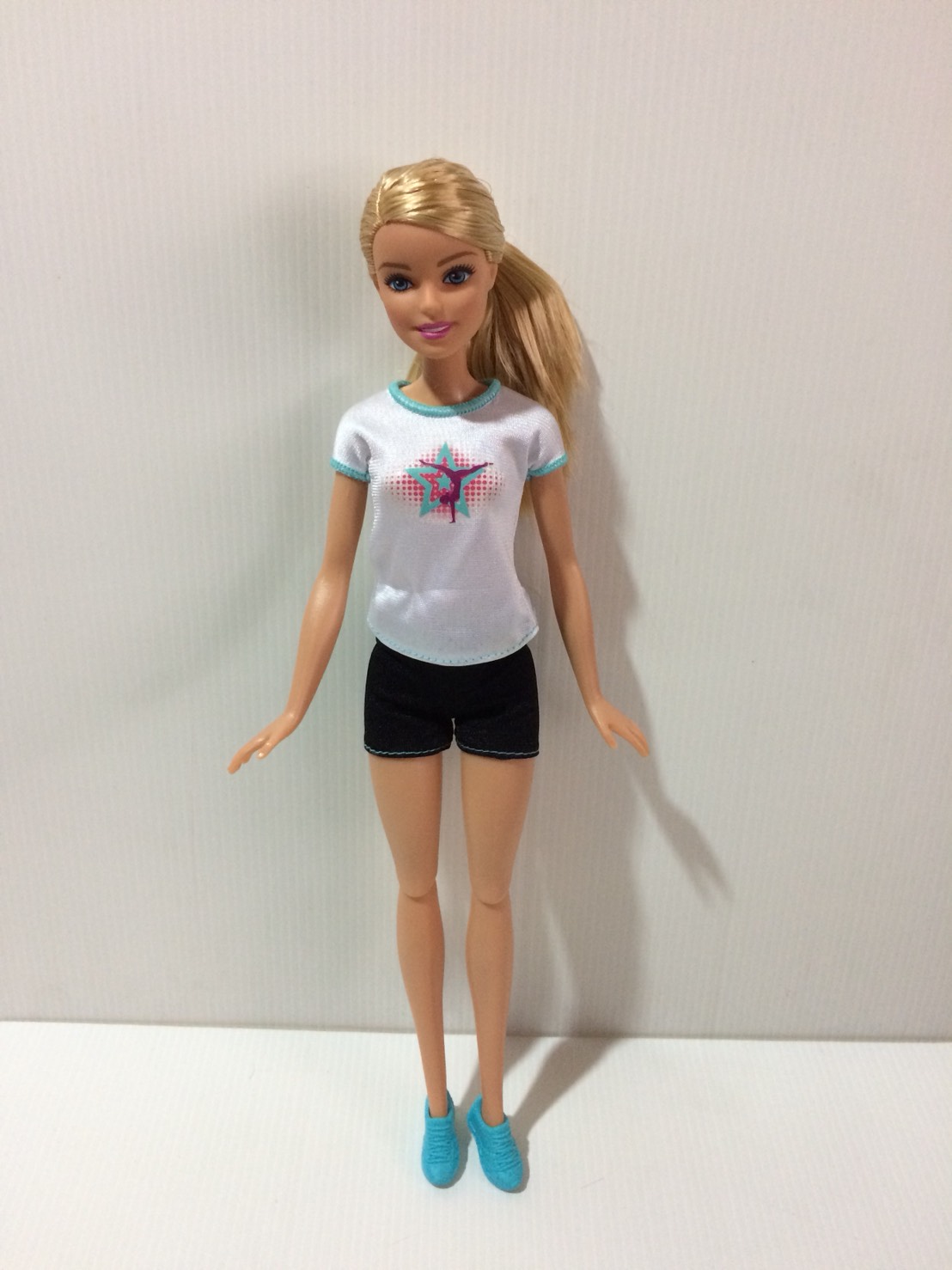 ตุ๊กตาบาร์บี้มือสองสภาพดี มีข้อต่อเข่าค่ะ