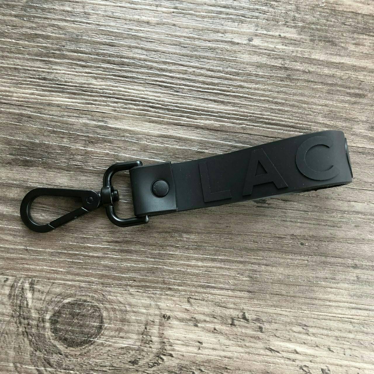 LACOSTE Short Wallet with Key Set กระเป๋าสตางค์ใบสั้น Set สุดคุ้มมอบให้เป็นของขวัญหรือใช้เองก็แนะนำค่ะ อุปกรณ์ : มาพร้อมพวงกุญแจ + ถุงกระดาษแบรนด์ + กล่องแบรนด์