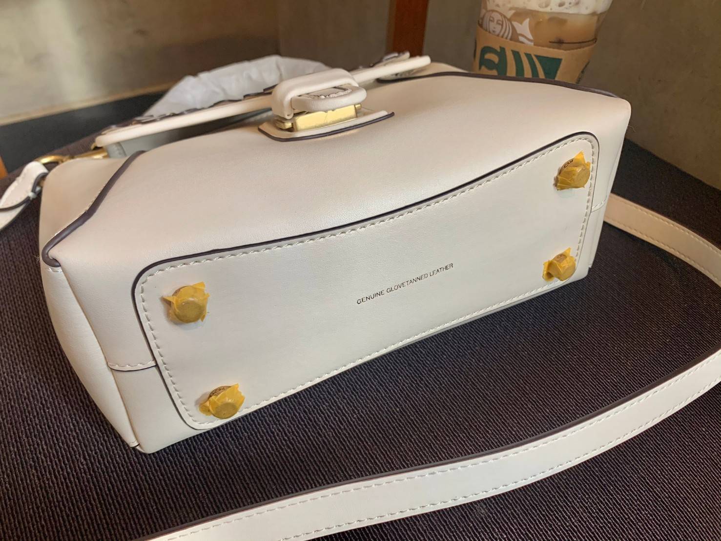 COACH COURIER CARRYALL 23 IN COLORBLOCK SIGNATURE CANVAS พร้อมส่ง 7 แบบ พร้อมส่ง ลุคดูไฮสุดๆค่ะ! กระเป๋าสะพายหนังหรูหราและคลาสสิค หนังแท้ชั้นดีที่สุด น้ำหนักเบา หนังสวยมากก สัมผัสแล้วหลงรักแน่นอนจ้าา😘