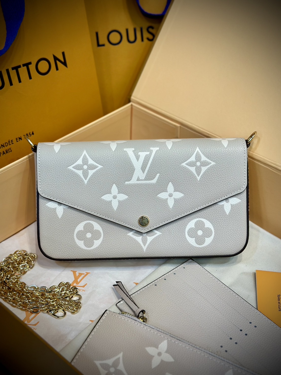 LV Felicie Pochette Monogram Empreinte Leather กระเป๋าทรงพอช มัลติฟังชั่น ครบทุกการใช้งาน สวยงามเหนือกาลเวลา มีใบนี้ใบเดียวคุ้มสุดเลยค่ะ