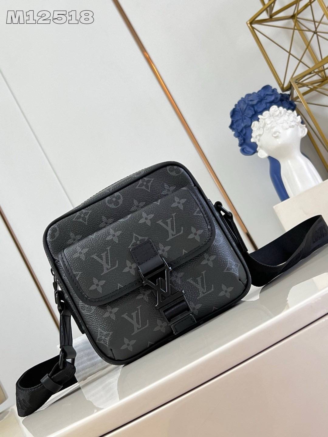 สลับแท้ LV Getaway Messenger Monogram Eclipse Bag กระเป๋าแมสเซนเจอร์ แคนวาสขนาดกะทัดรัดสมบูรณ์แบบสำหรับสุภาพบุรุษ กระเป๋าสะพายเฉียงผสานดีไซน์มีระดับเข้ากับความสะดวกสบายอย่างลงตัว