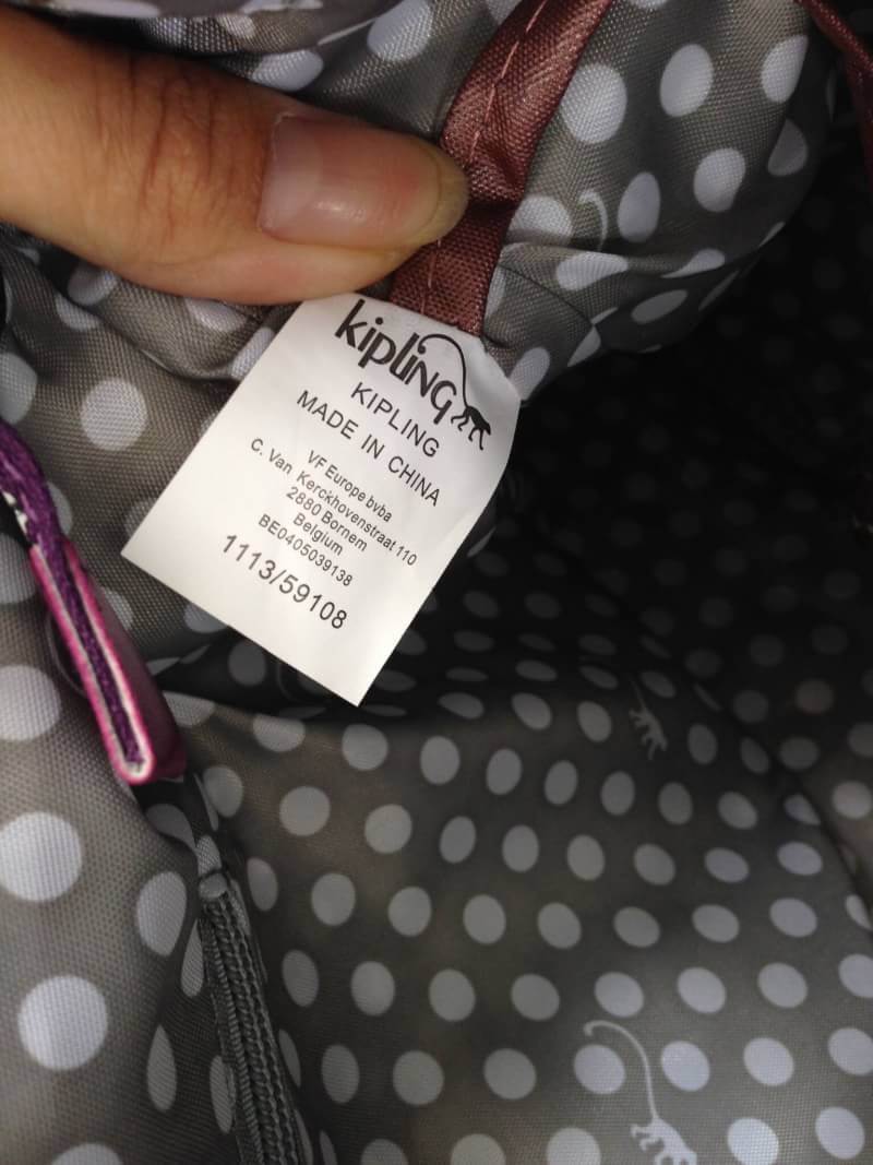 Kipling รุ่น Cicele กระเป๋าสะพายไหล่ใบใหญ่ สวยน่ารัก ตัวกระเป๋าด้านในเป็นช่องโล่งแบบปิดเปิดด้วยซิป มีช่องซิปด้านใน ด้านข้างกระเป๋า มี 2 ช่อง ปิดเปิด ด้วยเทป พร้อมที่ใส่โทรศัพท์ ปากกา และ MP 3 ในส่วนด้านใน และ ด้านข้างกระเป๋า ซ้าย-ขวา เป็นช่องขนาดเล็กสำหรั