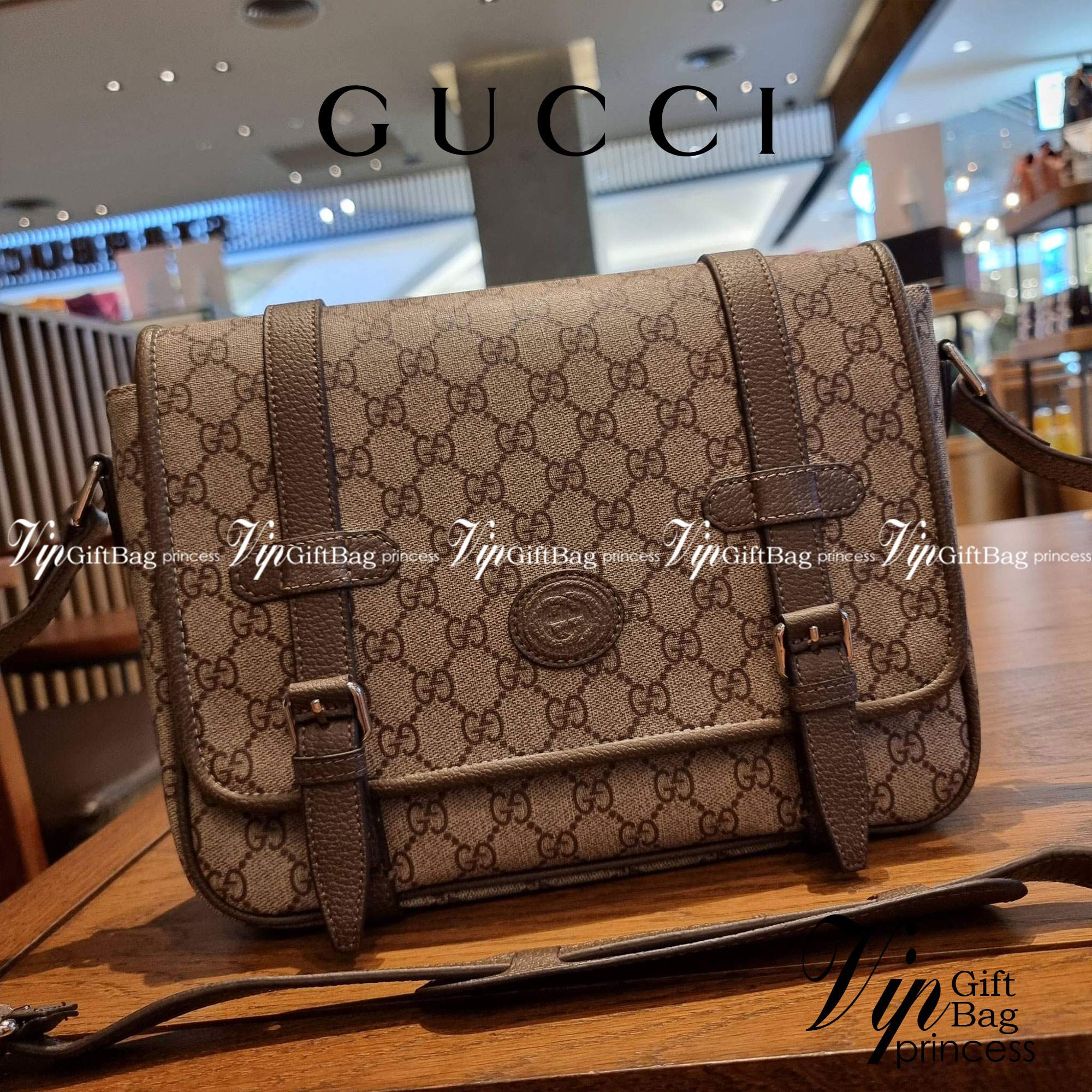 Gucci GG Supreme messenger bag GC MESSENGER VINTAGE BAG กระเป๋าสะพายข้างทรงแมสเซนเจอร์ ย้อนยุค ลุคผู้ดีแบบลูกคุณ ดีไซน์ unisex ใช้ได้ทั้งชายและหญิง พรีเมี่ยมกิ๊ฟวีไอพี วัสดุหนังแคนวาส ใช้งานง่ายด้วยฝาเปิดกระดุมแม่เหล็ก ด้านหลังมีช่องเก็บของจุกจิกได้ ภายใน