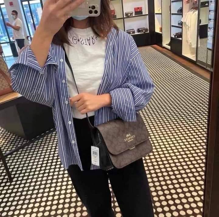 COACH BRYNN FLAP CROSSBODY IN SIGNATURE CANVAS (COACH C5633)🍁สวยหรู ทะลุ เกินเบอร์มาก//กระเป๋าสะพายข้าง หรือจะถือเป็นครัชก็เก๋แบบเลิศๆ>> มีสายยาวถอดได้ ปรับระดับได้ //วัสดุหนังแคนวาส ตกแต่งดีเทลหรูด้วยหนังแท้ และอะไหล่สีทอง งานสวย คมกริบ //เ