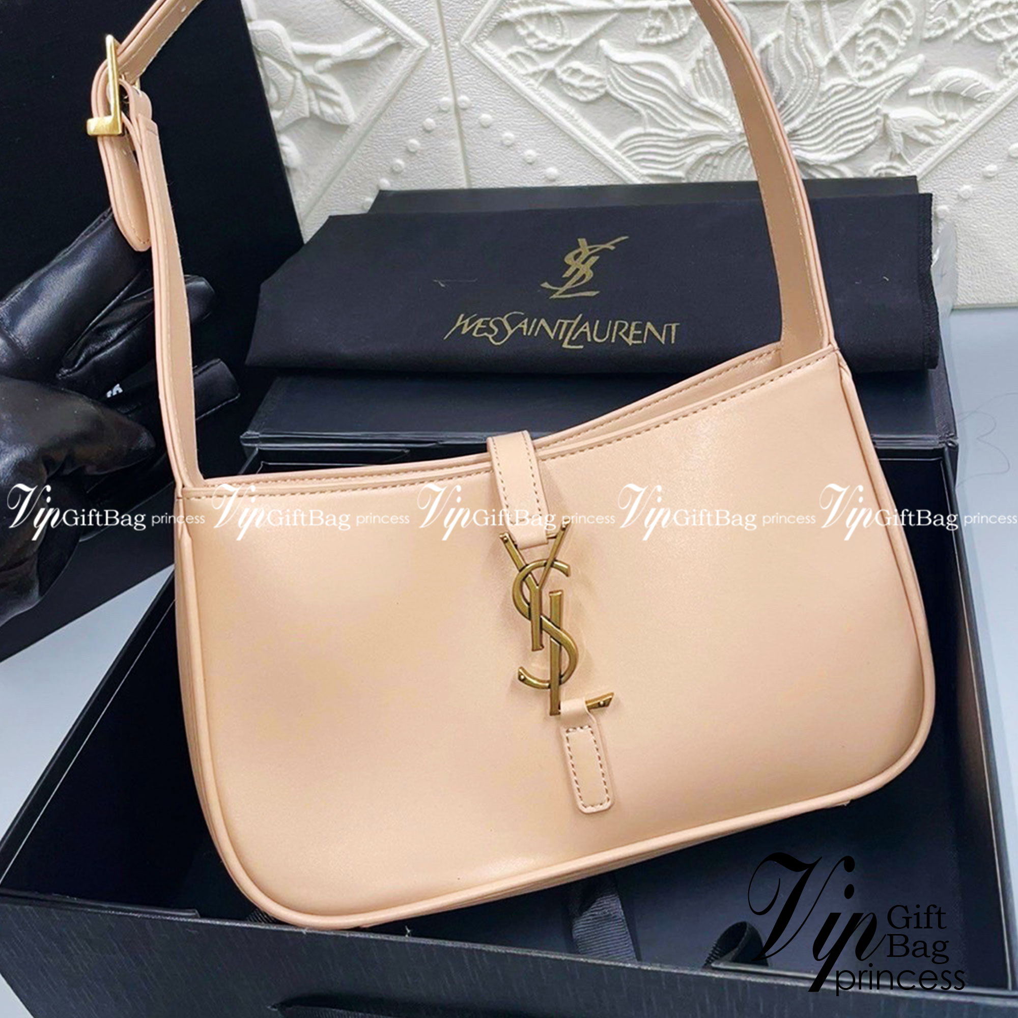 YSL Le 5 à 7 Leather Hobo Bag รุ่นยอดนิยม รที่สาวๆ ตามหา งานสวยหรู กระเป๋าสะพายไหล่ ดีไซน์อยู่ทรง คลาสสิคแฝงความหรูด้วยโลโก้สีทองอร่ามโดดเด่น วัสดุหนังเรียบ สาวๆที่รออยู่ต้องรีบจัด รีบมีเป็นของตัวเองกันน้า ราคาสุดคุ้มที่นี่ที่เดียวจ้า