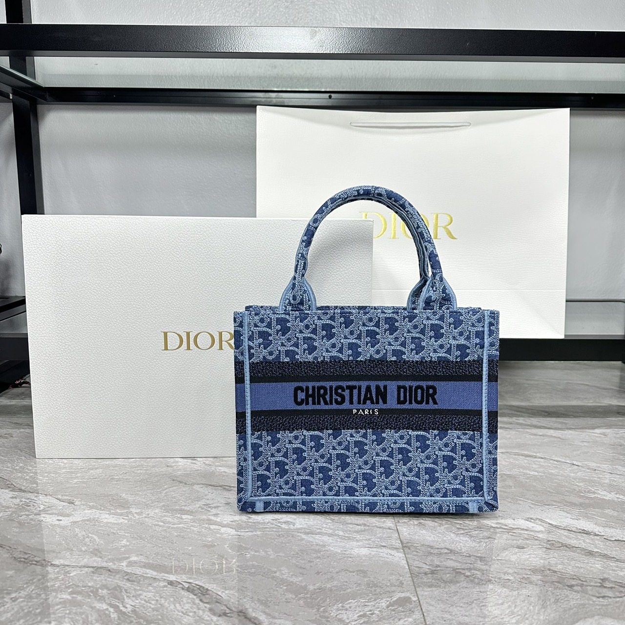SMALL Dior Book Tote Bag Blue Denim Dior Oblique Jacquard กระเป๋าทรงโท้ท แก่นแท้ของความงามรูปลักษณ์ทันสมัย เดนิมหรูหรา