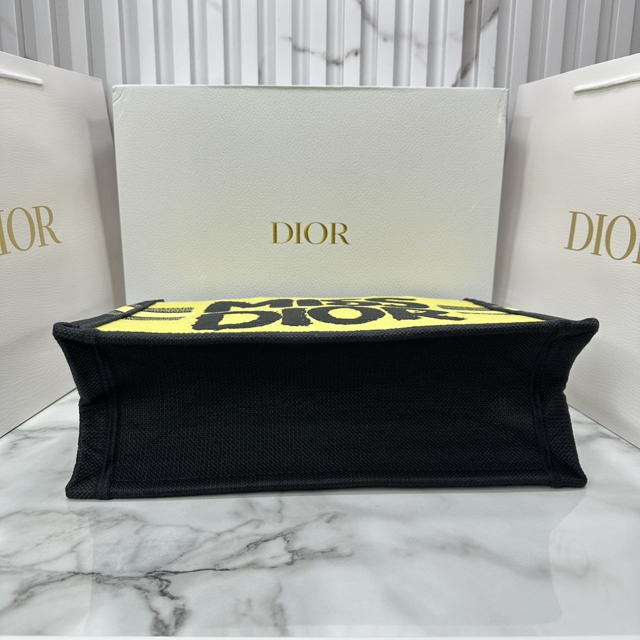 ORI หนังแท้ | ORI หนังแท้ | Dior BookTote Yellow-Blue Miss Dior Embroidery Tote Bag กระเป๋าทรงโท้ทคอลใหม่ โทนสีสดใสคลาสสิก สวยงามและหรูหรา
