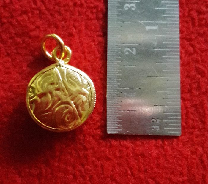 ล็อกเก็ตร.9พื้นสีแดงพิมพ์เล็กเลี่ยมทองไมครอนค่ะ