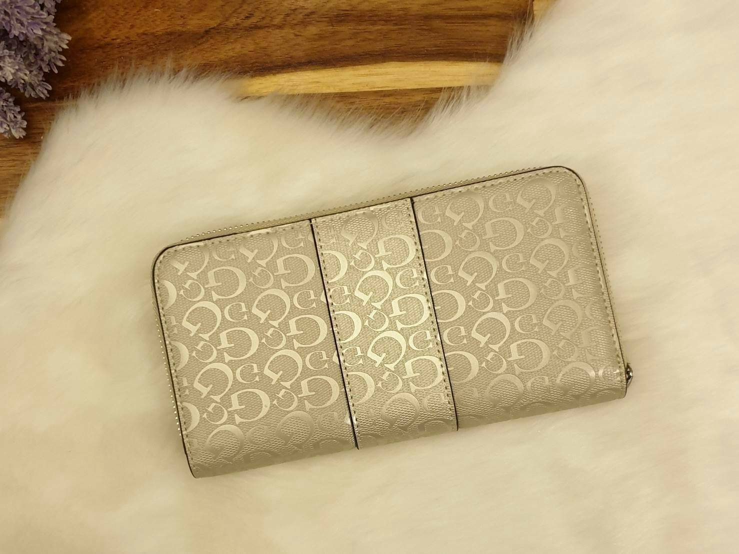 GUESS FACTORY WOMEN'S ZIP AROUND LONG WALLET กระเป๋าสตางค์หนังทรงซิปรอบลาย G ด้านหน้าติดโลโก้แบรนด์ด้วยโลหะสวยหรู ภายในมีช่องใส่ธนบัตร ช่องใส่บัตรหลายช่อง มีช่องซิปใส่เหรียญ สามารถใส่ไอโฟนพลัสได้ มีให้เลือกถึง 5 สี สวยคุ้ม น่าใช้มากๆค่า