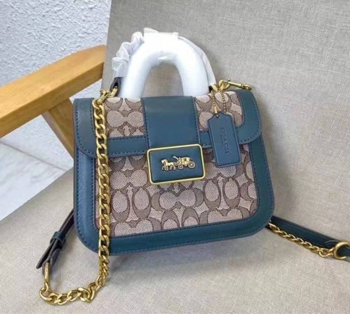 ใบจริงสวยหรูมากๆค่ะ💥 COACH ALIE TOP HANDLE IN SIGNATURE JACQUARD ((C4822)) พร้อมส่งที่ไทยค่ะ! กระเป๋าหิ้ว//สะพายข้าง วัสดุ Jacquard+หนังแท้ได้ลงตัวสวยงามมากๆค่ะ คลาสสิคสุดๆ เปิดปิดกระเป๋าแบบกดล็อค ช่องหลักกางออกได้กว้างสามารถใส่กระเป๋าเงินใบกลางได