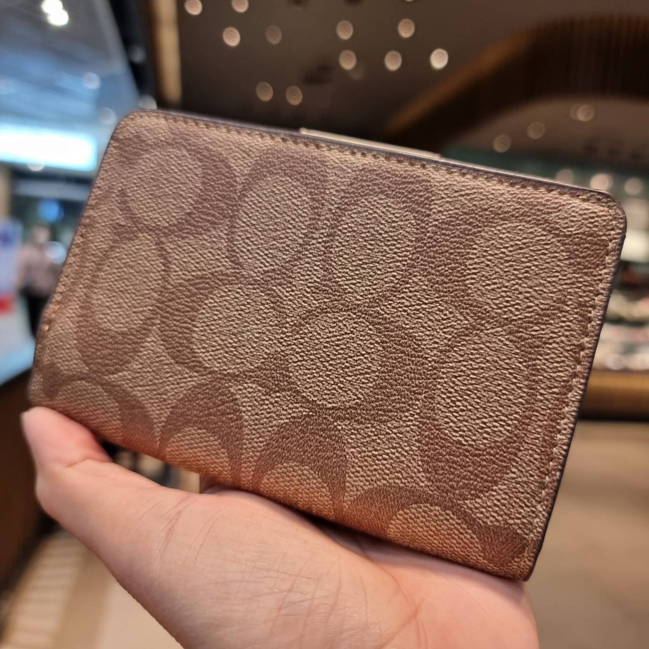 COACH C0082 MEDIUM CORNER ZIP WALLET IN SIGNATURE CANVAS ดีไซน์ใหม่ล่าสุด!! กระเป๋าสตางค์ใบกลาง 👛 ขนาดกำลังเหมาะมือ วัสดุหนังแคนวาสเคลือบลาย ดูแลรักษาง่าย มีช่องใส่บัตรและธนบัตรครบ และช่องซิปแยกไว้ใส่เหรียญ ครบเซ็ทแบบนี้เหมาะส่งต่อเป็นของขวัญที่สุ