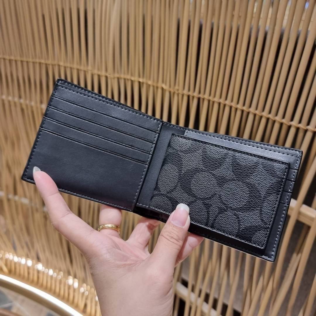COACH DOUBLE BILLFOLD WALLET IN SIGNATURE CANVAS WITH WOLF MOTIF F31522 WITH GRAFFITI F37333 น้องชายสุดหล่อมาแล้ววว!! 😎 กระเป๋าสตางค์ใบสั้น เอาใจหนุ่มๆ ดีไซน์รูปหมาป่า สุดเท่ ด้านในกระเป๋าเป็นหนังแท้ มีช่องใส่บัตรเยอะ ใส่ธนบัตรได้ทุกชนิด และมี kee