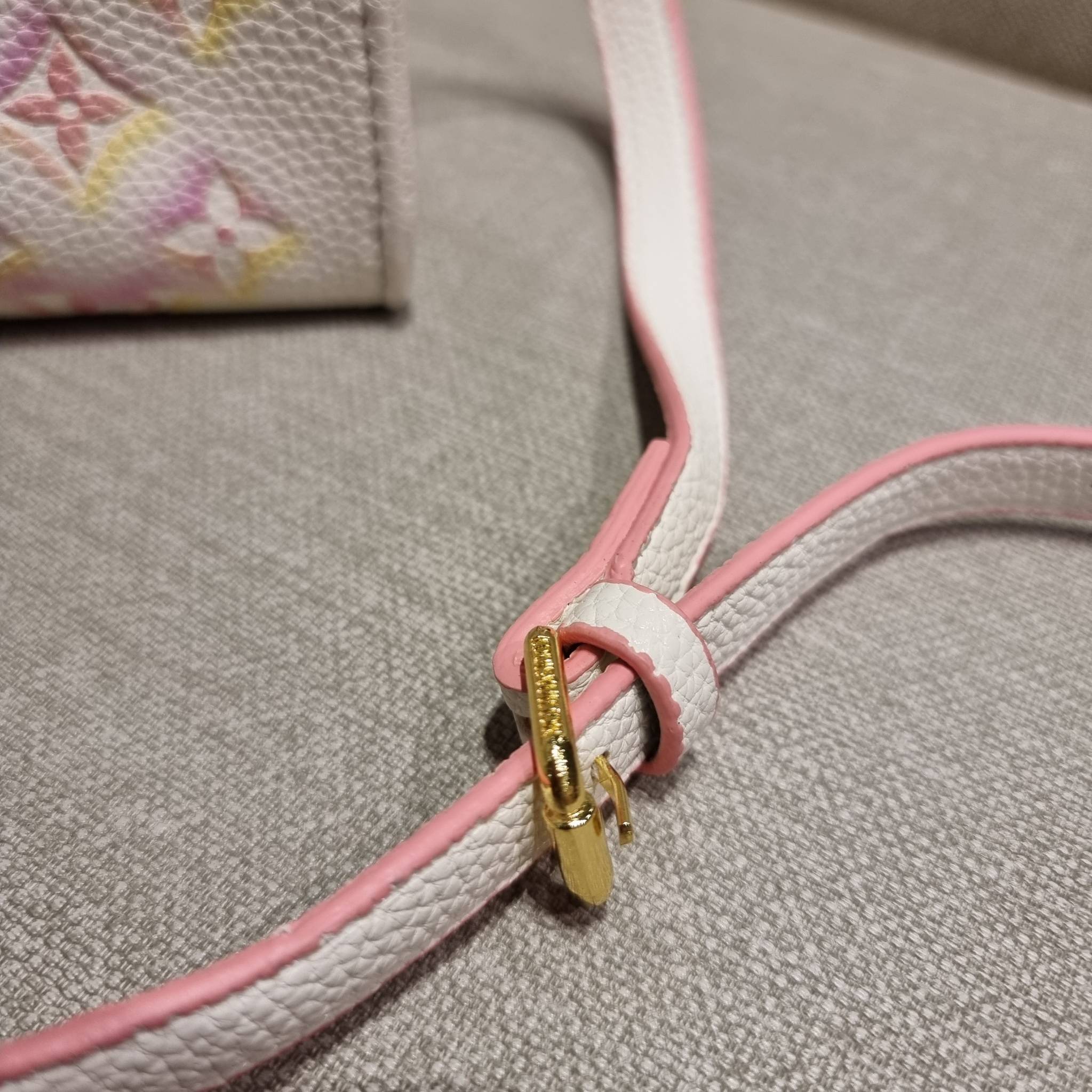 LV crossbody tote bag / LV Shopping Bag ดีไซน์ใหม่ น่ารัก ละมุน น่าใช้มาก กระเป๋าทรงโท้ทที่ใครเห็นต้องเป็นคลั่งรัก ดีไซน์คลาสสิค ผู้ดี หรูหรา โทนสีใช้งานง่าย ทุกสไตล์ วัสดุหนัง pepble มาพร้อมหูจับในตัว คล้องแขนก็ดูแพง หรือจะเกี่ยวสายครอสสะพายก็อัพลุคได้เล