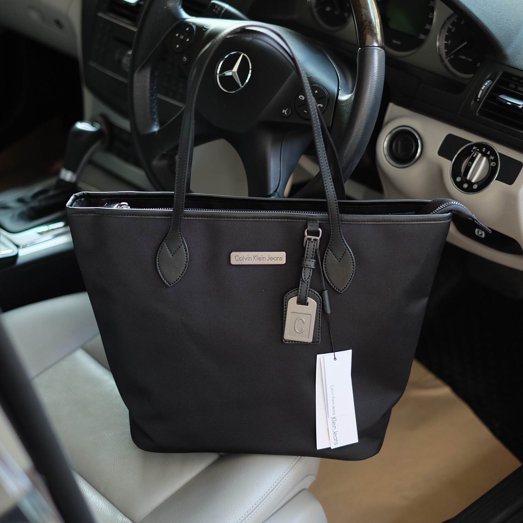 รุ่นหายาก !!! จากแบรนด์ Calvin Klein Jeans ตัวกระเป๋าหนัง Poly ester ลายหนังสวยมากๆคะ มาพร้อม ป้าย tag หนังแบรนด์ สวย เรียบ หรู รุ่นนี้ ขนาด วัดความยาว ปากกระเป๋า 40xวัดความยาวจากก้นกระเป๋า 30xสูง 30 xฐาน 15 cm.สายยาว 22cm. สะพายไหล่ได้สบายคะ