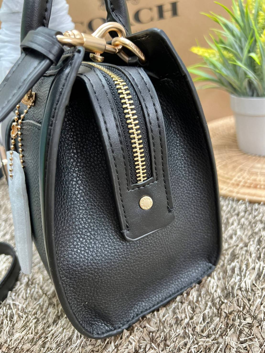 COACH GRACE CARRYALL BAG((cc141)) สวย หรู มาเลยจ้าา พร้อมส่ง! กระเป๋าหิ้ว//สะพายแบบครอสบอดี้ร์ หนังแท้ ทรงสวยหรู อัพลุคให้คุณผู้หญิงดูดีได้เลยทีเดียวค่ะ ด้านหน้าออกแบบเป็นช่องกระดุมแม่เหล็กพร้อมป้ายโละหะแบรนด์เด่นหรูค่ะ เปิด-ปิดกระเป๋าด้วยซิป ภายในใส่กระเ