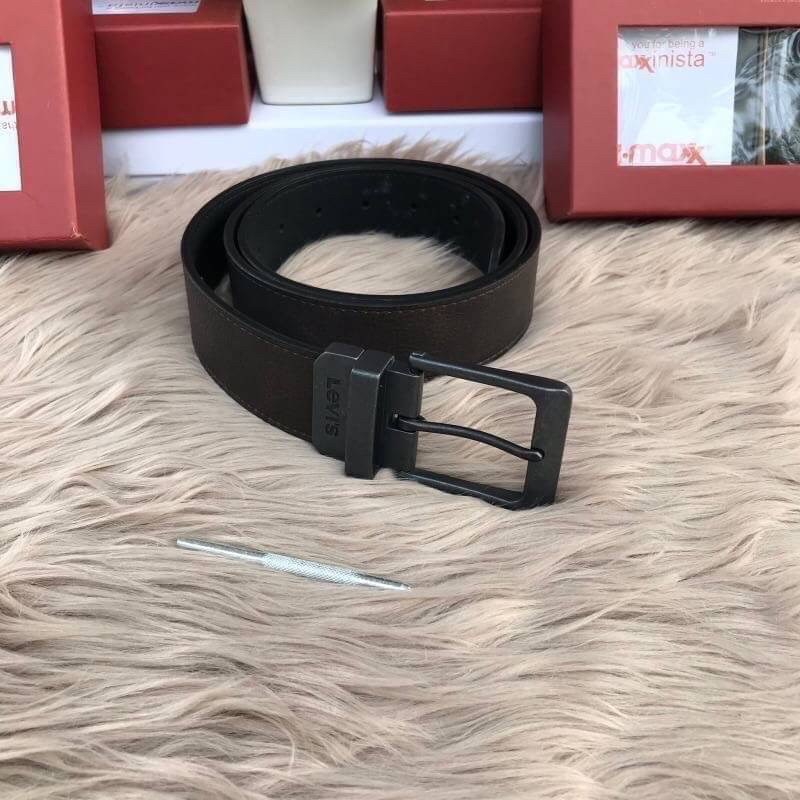 Levi’s Belt and Wallet Gift Set เซทสุดคุ้มทั้งกระเป๋าสตางค์พับสองตอนและเข็มขัดวัสดุหนังคุณภาพดี กระเป๋าสตางค์ปั้มโลโก้ด้านหน้าภายในมีช่องใส่ธนบัตรแยกเป็นสัดส่วนวัสดุคุณภาพดีตามแบบฉบับของแบรนด์เข็มขัดใช้ได้ในทุกโอกาส จัดเซทมาใน Gift Set หรือจะมอบเป็นของขวั