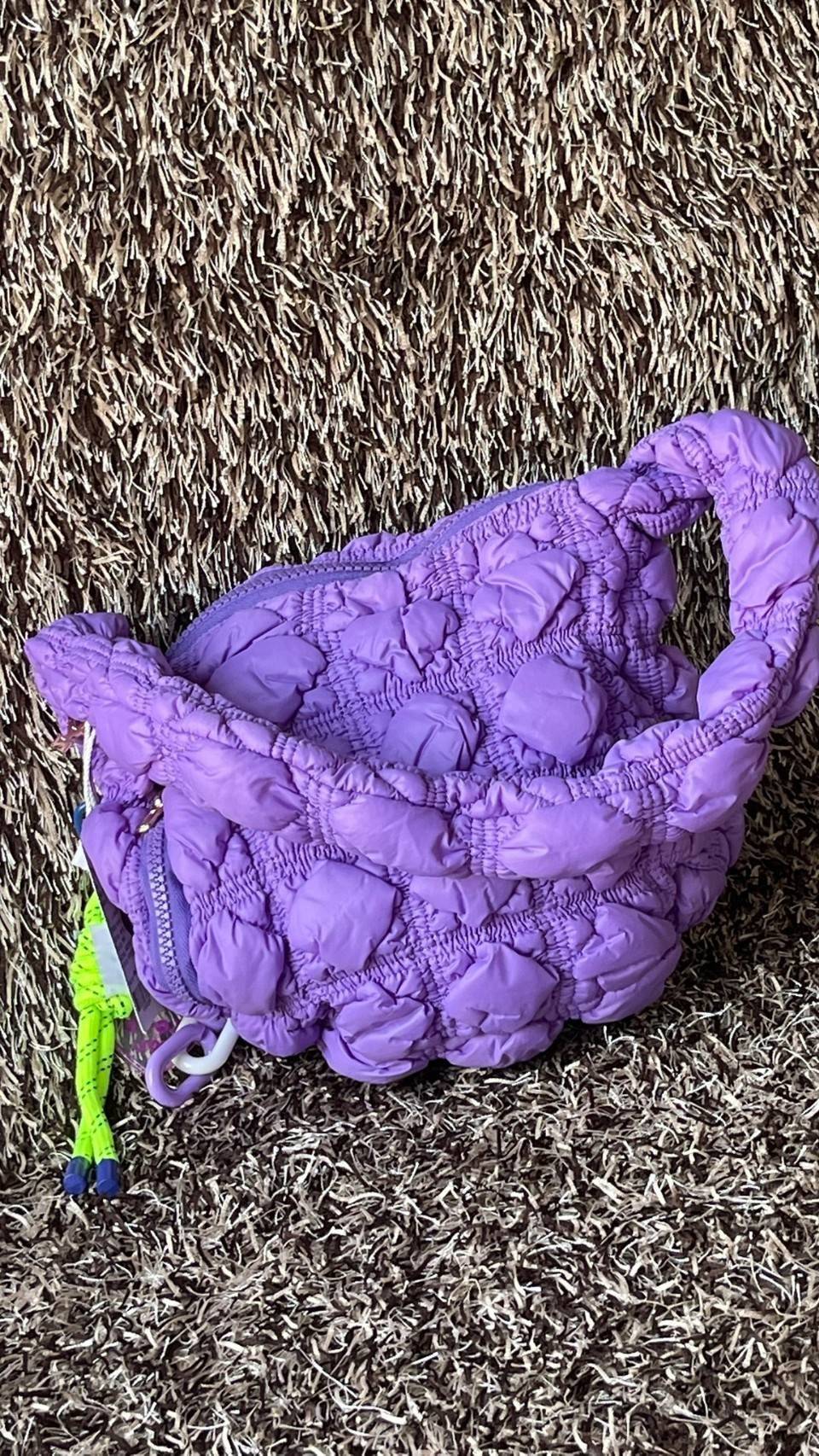 Carlyn Quilted Soft M Bag กระเป๋าสุดฮอตจากประเทศเกาหลี มีทรงที่กำลังพอดี ไม่เล็กหรือใหญ่เกินไป เลยสามารถใช้ในชีวิตประจำวันได้ง่าย ตัวกระเป๋านุ่มบุเหมือนผ้านวม น้ำหนักเบา