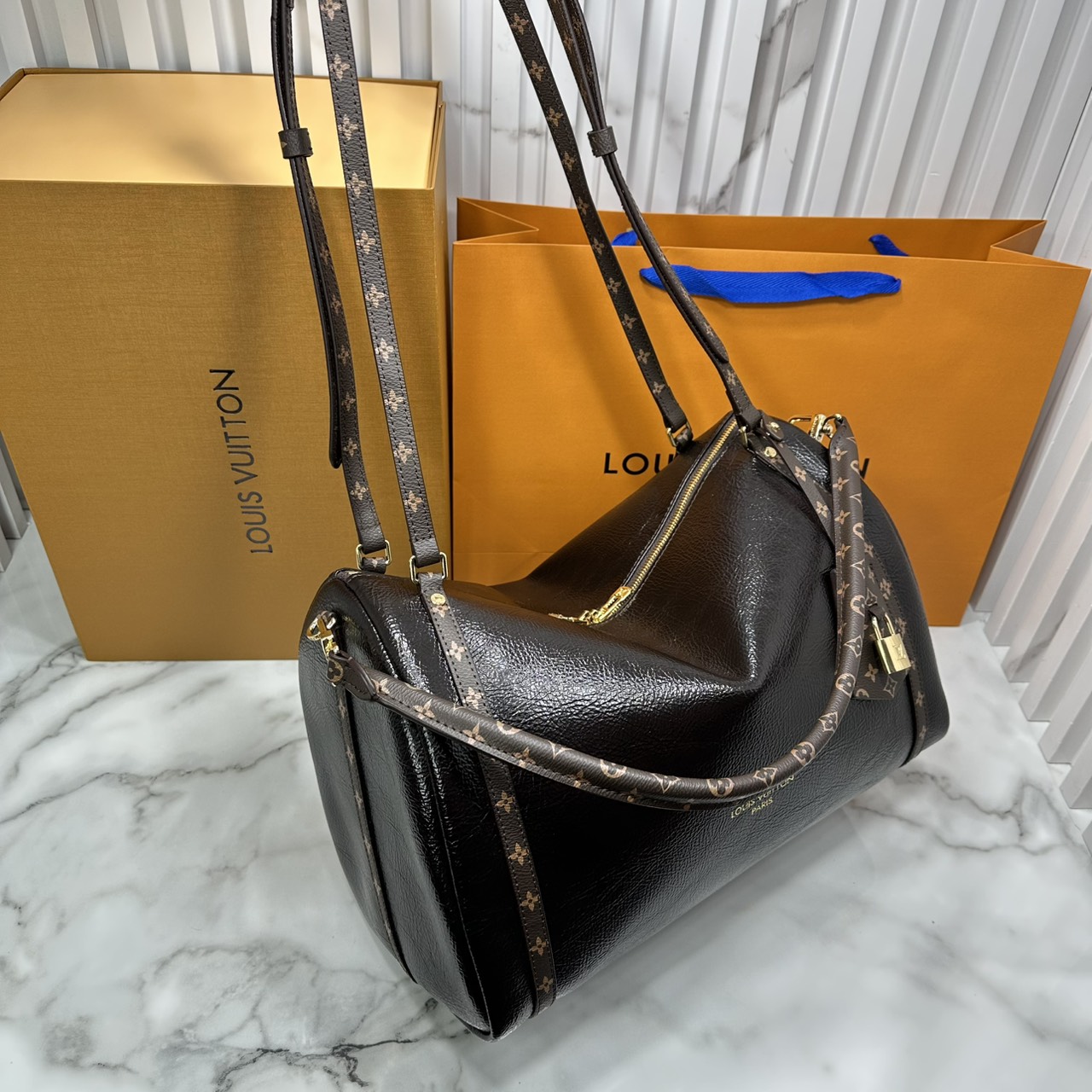 ORI หนังแท้ | LV Express MM Bag 30cm กระเป๋าสะพายทรงหมอนสปีดี้ดีไซน์ใหม่ล่าสุด โฉบเฉี่ยว แต่งคาดหน้าโมโนแกรมโดดเด่น ตัวกระเป๋าสีพื้นตัดกันอย่างลงตัว พร้อมหูแบบจับยาวถอดได้จะถือหรือคล้องไหล่ก็เก๋